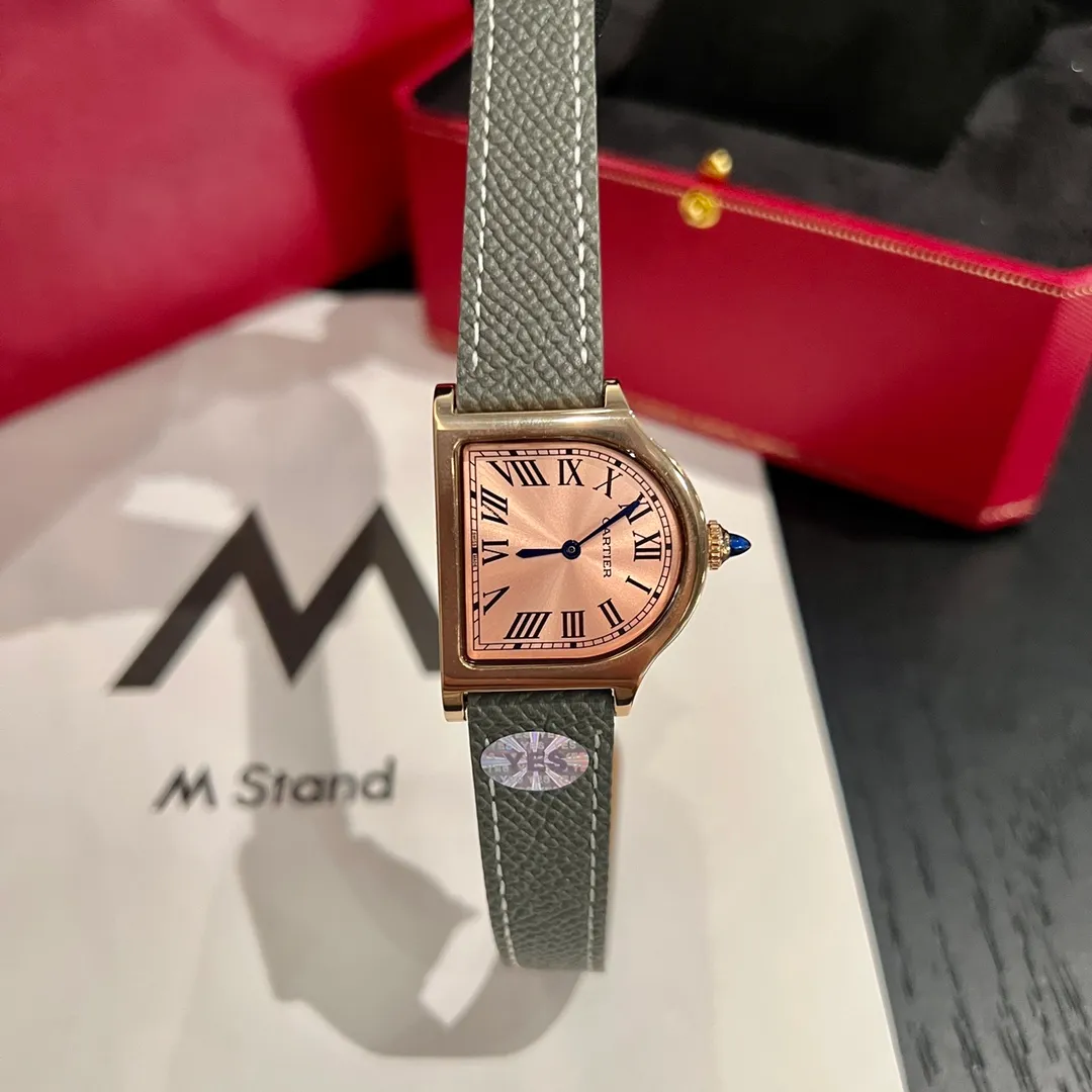 [High-end replica] 💰1120 each! Cartier clock series. The history of the Cartier Cloche watch can be traced back to 1920, and it is one of Cartier's least produced series of works. The watch gets its name from the peculiar shape of the case - it looks like a "desktop bell" when placed horizontally, and Cloche means "bell" in French. This special shape allows the case to stand on the table like a mini clock. Size large 30 mm small 24 mm