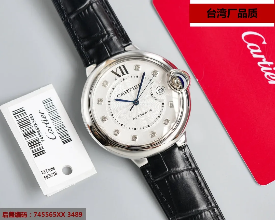 【High-end replica】💰1720! 【Top Replica】💰2560! Taiwan factory blue balloon V12 version, 42 size Swiss 2836 machine, (look for the bottom cover code 745565xx3489), this series of watches is famous for its delicate style and elegant style in the Cartier watchmaking industry. Of course, this watch must have such characteristics. The color of the stainless steel case makes the watch as light as a balloon, and the blue crown seems to have disobediently deviated from the original planned trajectory, like a playful couple. The Roman numerals on the dial look retro and deep, decorated with guilloche patterns and sword-shaped hands. The entire watch gives people a delicate and considerate feel. Isn’t this what couples need? Built-in: Japan's Citizen fully automatic machine, also with Swiss quartz, water drop (fish eye bubble) sapphire glass mirror, highly waterproof, burnt steel blue pointer color, curvature shape of the crown