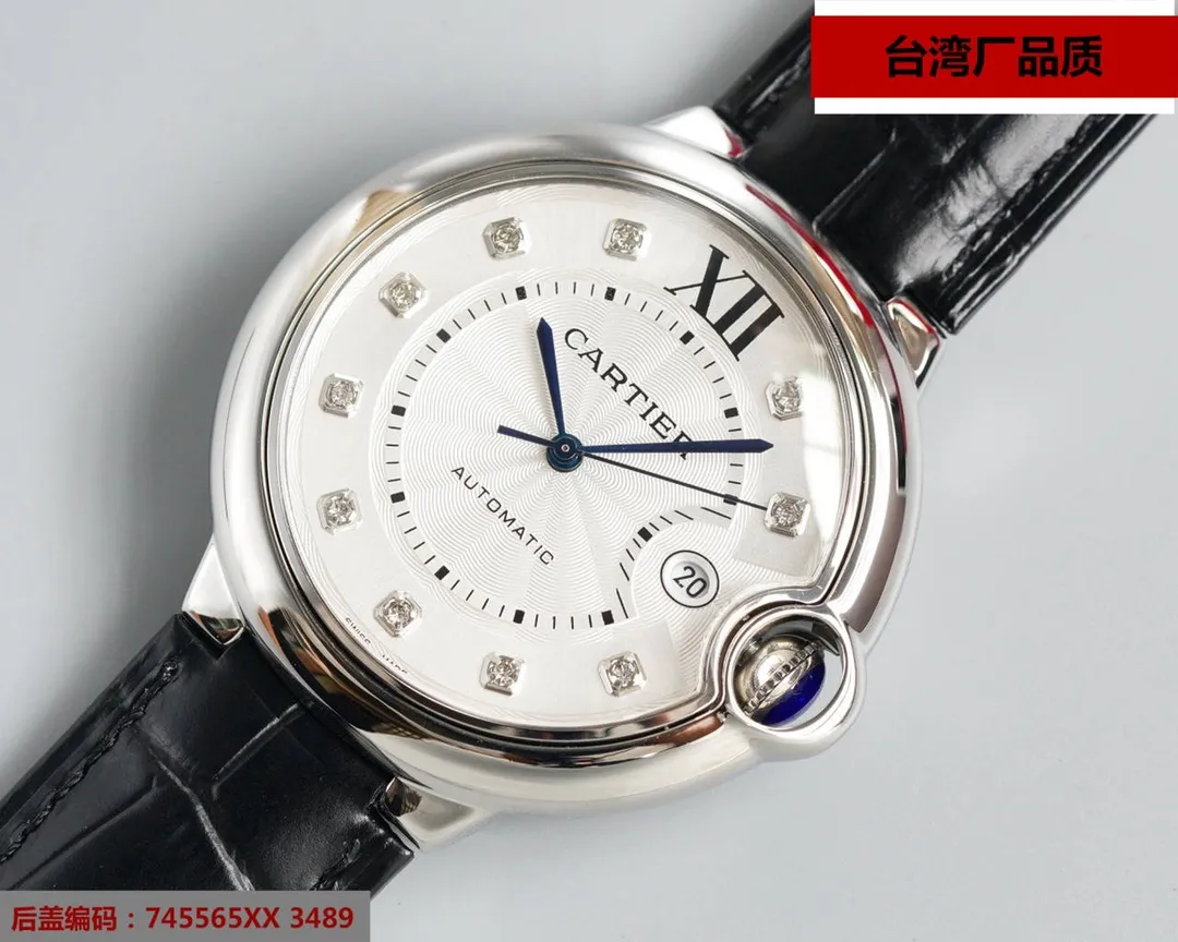 【High-end replica】💰1720! 【Top Replica】💰2560! Taiwan factory blue balloon V12 version, 42 size Swiss 2836 machine, (look for the bottom cover code 745565xx3489), this series of watches is famous for its delicate style and elegant style in the Cartier watchmaking industry. Of course, this watch must have such characteristics. The color of the stainless steel case makes the watch as light as a balloon, and the blue crown seems to have disobediently deviated from the original planned trajectory, like a playful couple. The Roman numerals on the dial look retro and deep, decorated with guilloche patterns and sword-shaped hands. The entire watch gives people a delicate and considerate feel. Isn’t this what couples need? Built-in: Japan's Citizen fully automatic machine, also with Swiss quartz, water drop (fish eye bubble) sapphire glass mirror, highly waterproof, burnt steel blue pointer color, curvature shape of the crown