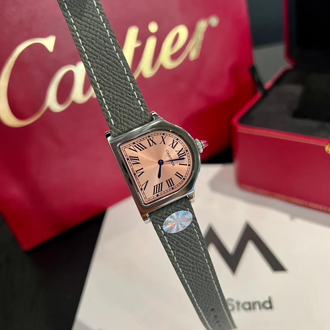 [High-end replica] 💰1120 each! Cartier clock series. The history of the Cartier Cloche watch can be traced back to 1920, and it is one of Cartier's least produced series of works. The watch gets its name from the peculiar shape of the case - it looks like a "desktop bell" when placed horizontally, and Cloche means "bell" in French. This special shape allows the case to stand on the table like a mini clock. Size large 30 mm small 24 mm