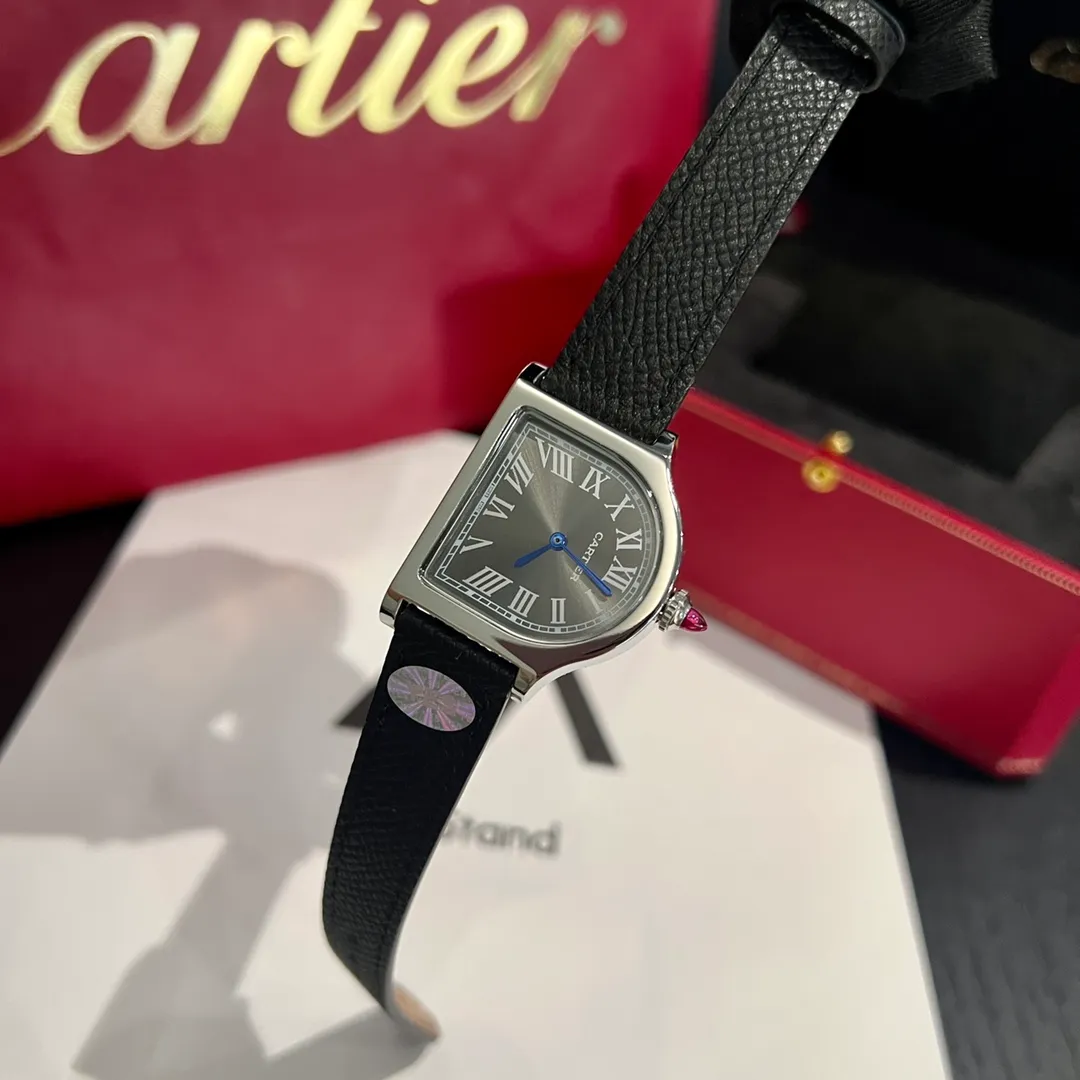 [High-end replica] 💰1120 each! Cartier clock series. The history of the Cartier Cloche watch can be traced back to 1920, and it is one of Cartier's least produced series of works. The watch gets its name from the peculiar shape of the case - it looks like a "desktop bell" when placed horizontally, and Cloche means "bell" in French. This special shape allows the case to stand on the table like a mini clock. Size large 30 mm small 24 mm