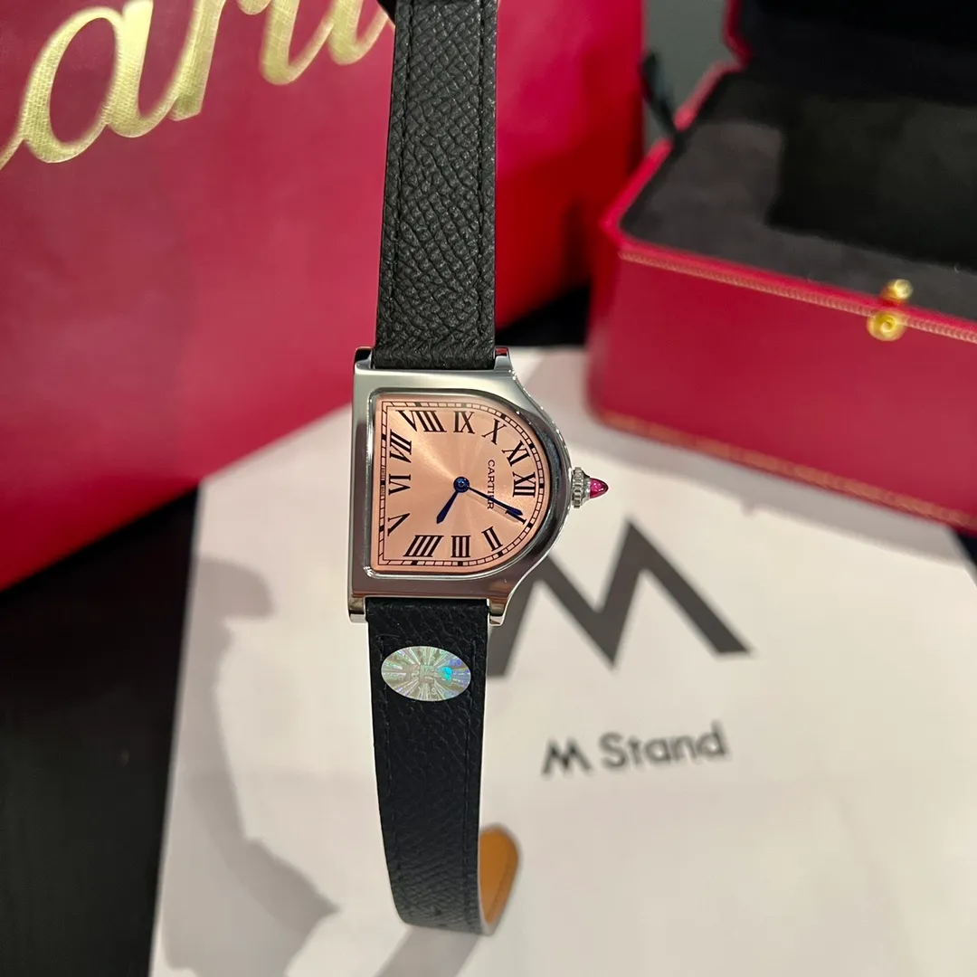[High-end replica] 💰1120 each! Cartier clock series. The history of the Cartier Cloche watch can be traced back to 1920, and it is one of Cartier's least produced series of works. The watch gets its name from the peculiar shape of the case - it looks like a "desktop bell" when placed horizontally, and Cloche means "bell" in French. This special shape allows the case to stand on the table like a mini clock. Size large 30 mm small 24 mm