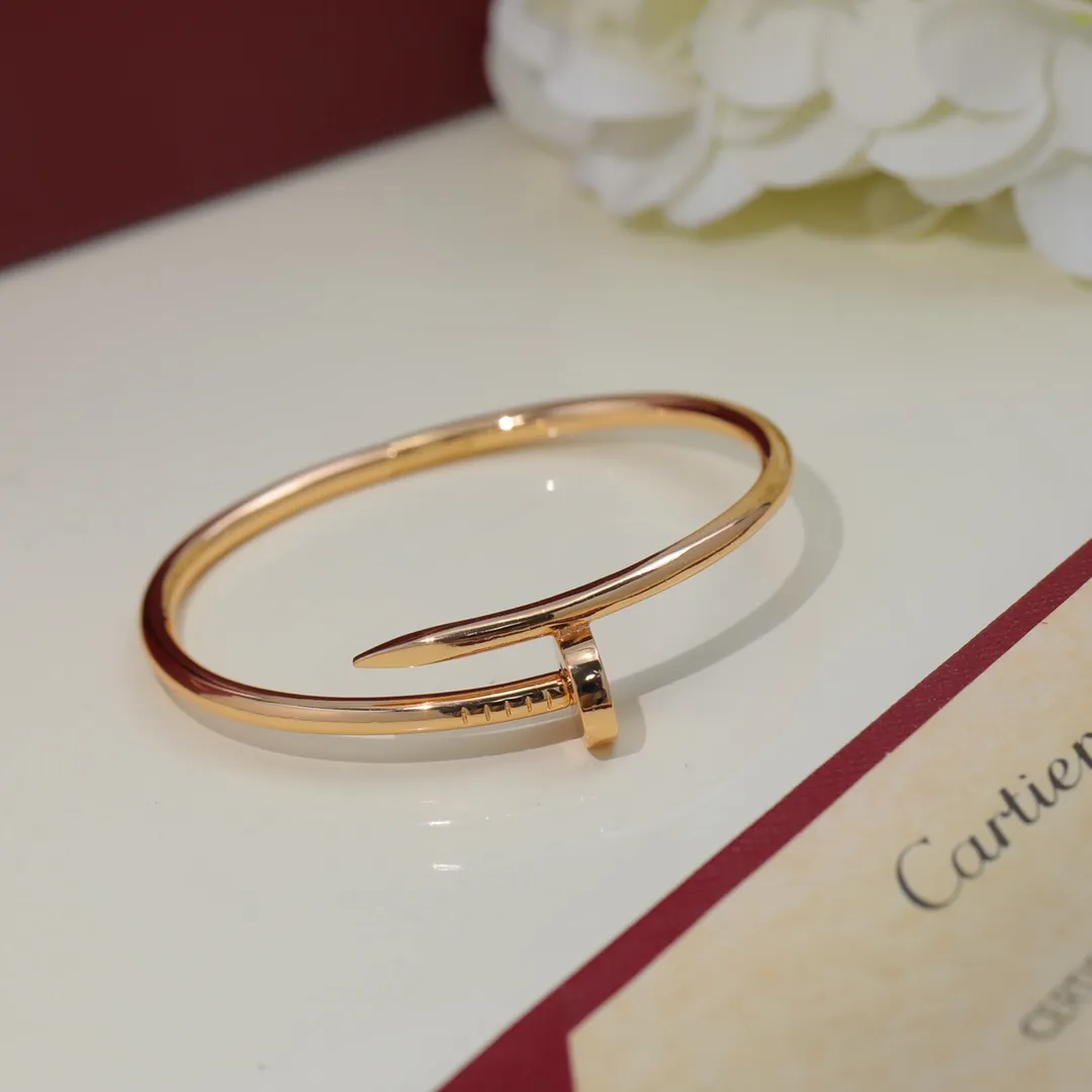 【Purchasing quality】💰320! Cartier Cartier diamond-free nail bracelet 🔨Juste un Clou series art and design exhibition was unveiled in Milan, interpreting "when ordinary becomes precious". The Juste un Clou art installation is located in the Garage Sanremo Art Museum. Traditional machinery and hardware parts have been transformed gorgeously. Through ingenious design and artistic expression, everything in the house has become extraordinary from the inside out. The sub-gold material is electroplated with three layers of thick gold, which is environmentally friendly and long-lasting. ❗All three colors are available, with logo engraved inside❗