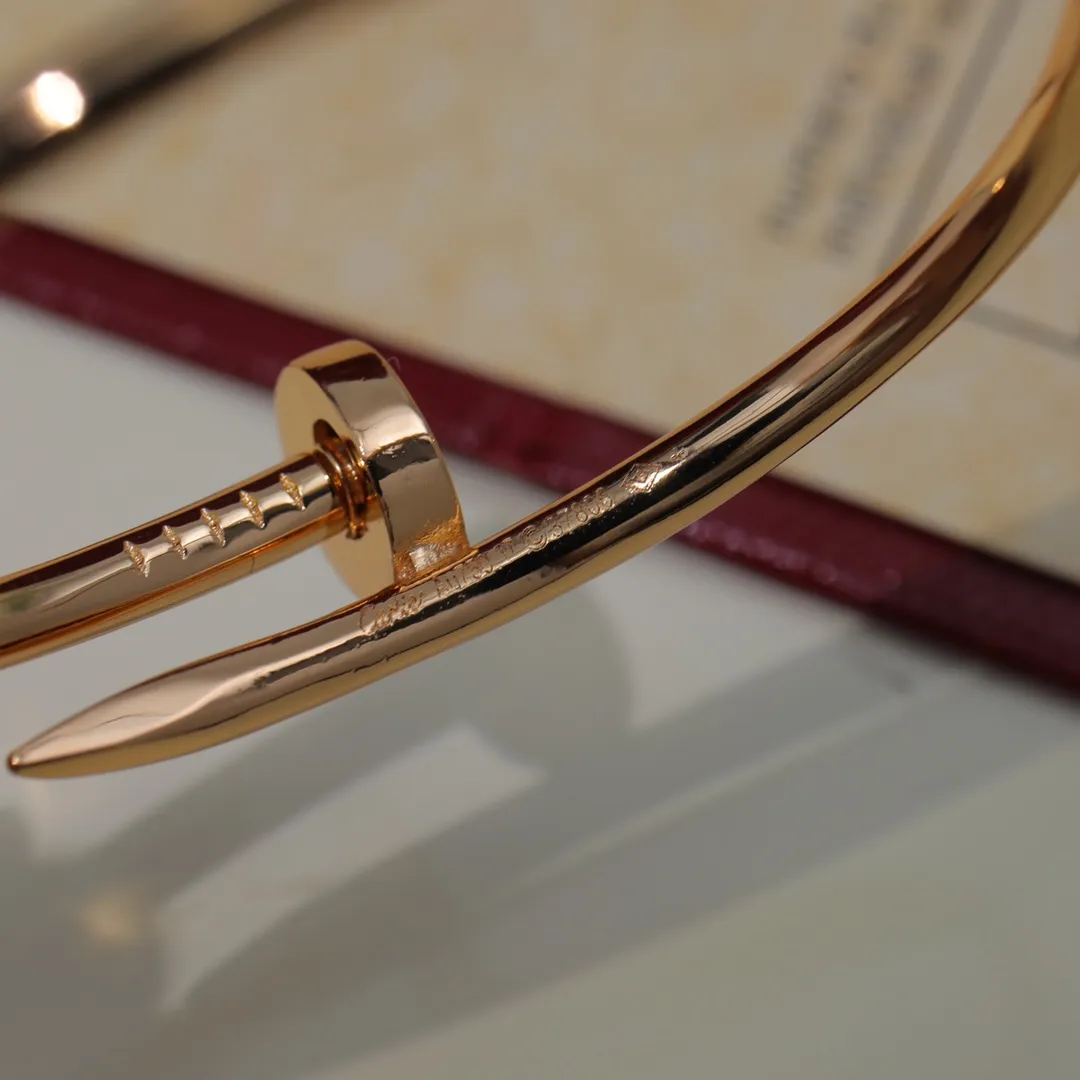 【Purchasing quality】💰320! Cartier Cartier diamond-free nail bracelet 🔨Juste un Clou series art and design exhibition was unveiled in Milan, interpreting "when ordinary becomes precious". The Juste un Clou art installation is located in the Garage Sanremo Art Museum. Traditional machinery and hardware parts have been transformed gorgeously. Through ingenious design and artistic expression, everything in the house has become extraordinary from the inside out. The sub-gold material is electroplated with three layers of thick gold, which is environmentally friendly and long-lasting. ❗All three colors are available, with logo engraved inside❗