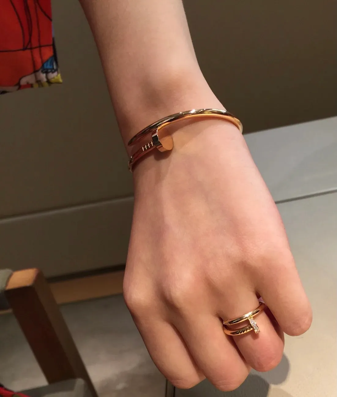 【Purchasing quality】💰320! Cartier Cartier diamond-free nail bracelet 🔨Juste un Clou series art and design exhibition was unveiled in Milan, interpreting "when ordinary becomes precious". The Juste un Clou art installation is located in the Garage Sanremo Art Museum. Traditional machinery and hardware parts have been transformed gorgeously. Through ingenious design and artistic expression, everything in the house has become extraordinary from the inside out. The sub-gold material is electroplated with three layers of thick gold, which is environmentally friendly and long-lasting. ❗All three colors are available, with logo engraved inside❗