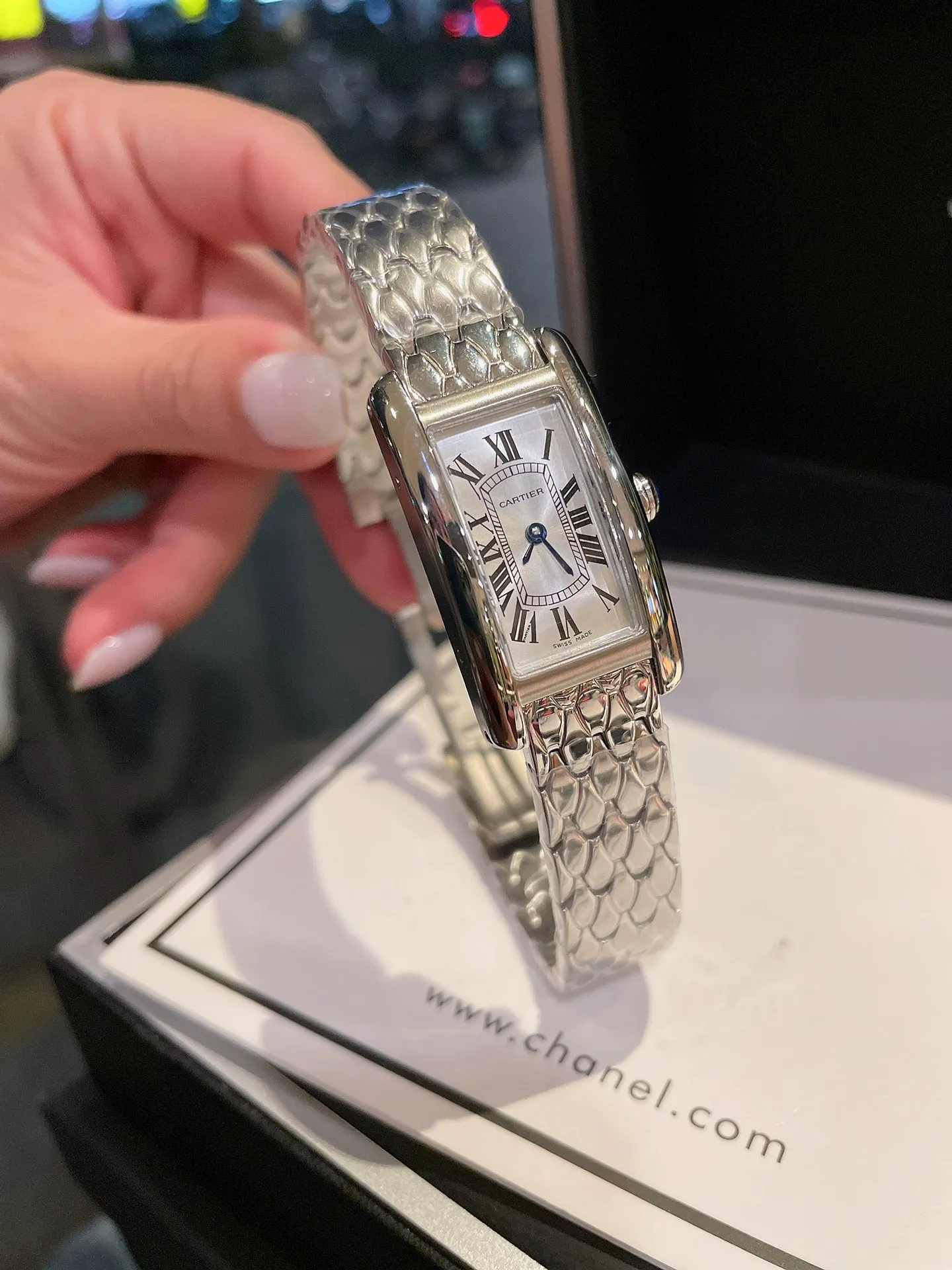 【High-end replica】💰1240! Cartier Tank Américaine watch, small model, uses sapphire crystal mirror and Swiss quartz movement. Original open mold, stainless steel case, octagonal crown, set with a synthetic blue spinel, silver-plated dial, sword-shaped blue steel hands, with original smooth folding clasp, made of imported multi-color calfskin. The Tank Américaine is a large and elegant watch that is favored by connoisseurs. Case dimensions: 34.80 x 19.00 mm.