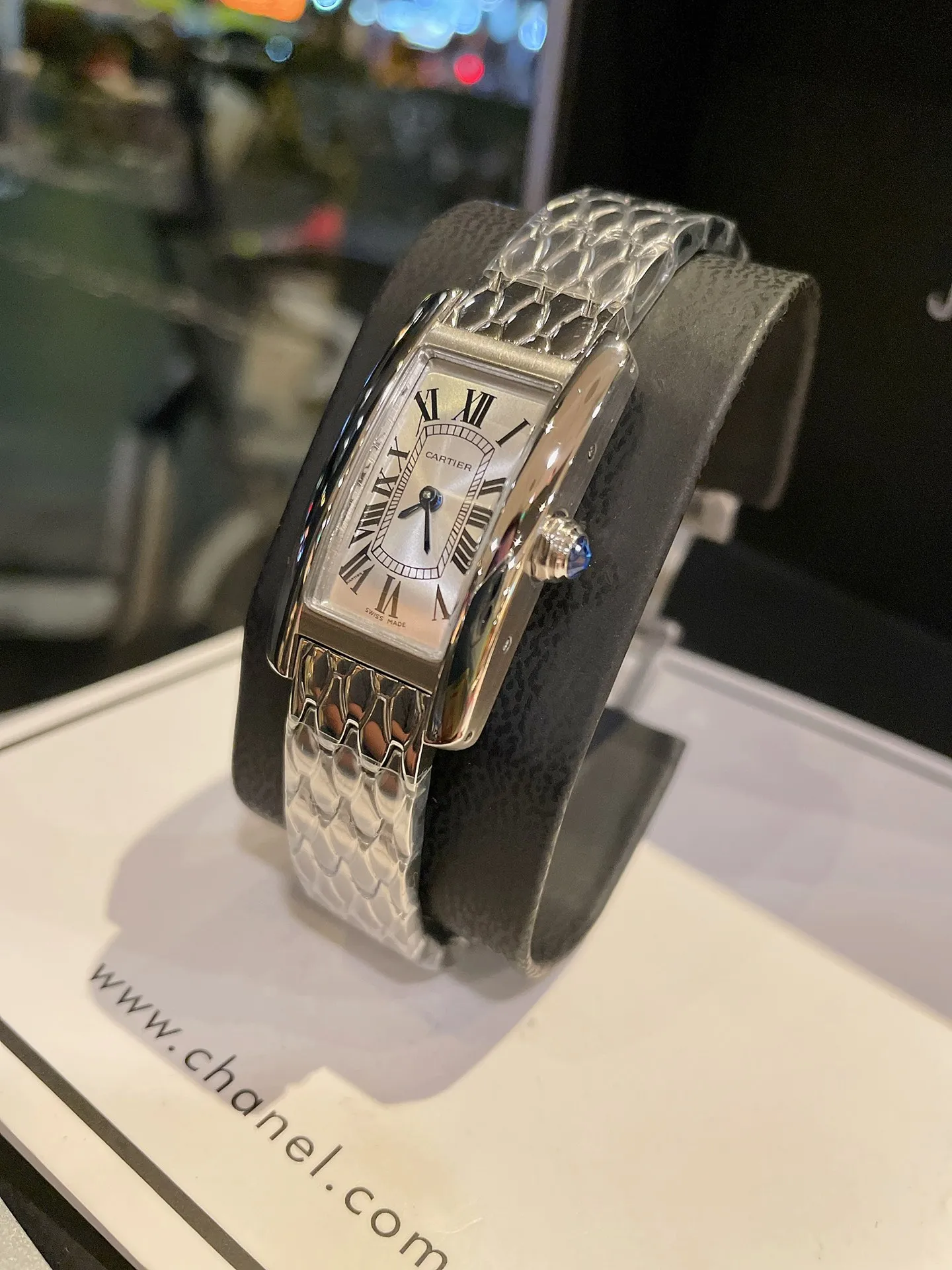 【High-end replica】💰1240! Cartier Tank Américaine watch, small model, uses sapphire crystal mirror and Swiss quartz movement. Original open mold, stainless steel case, octagonal crown, set with a synthetic blue spinel, silver-plated dial, sword-shaped blue steel hands, with original smooth folding clasp, made of imported multi-color calfskin. The Tank Américaine is a large and elegant watch that is favored by connoisseurs. Case dimensions: 34.80 x 19.00 mm.