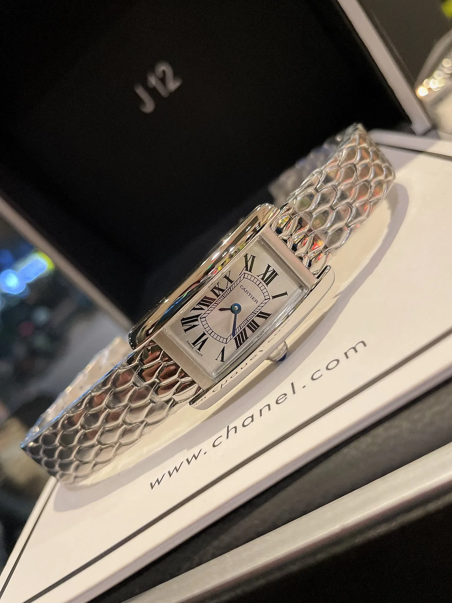 【High-end replica】💰1240! Cartier Tank Américaine watch, small model, uses sapphire crystal mirror and Swiss quartz movement. Original open mold, stainless steel case, octagonal crown, set with a synthetic blue spinel, silver-plated dial, sword-shaped blue steel hands, with original smooth folding clasp, made of imported multi-color calfskin. The Tank Américaine is a large and elegant watch that is favored by connoisseurs. Case dimensions: 34.80 x 19.00 mm.