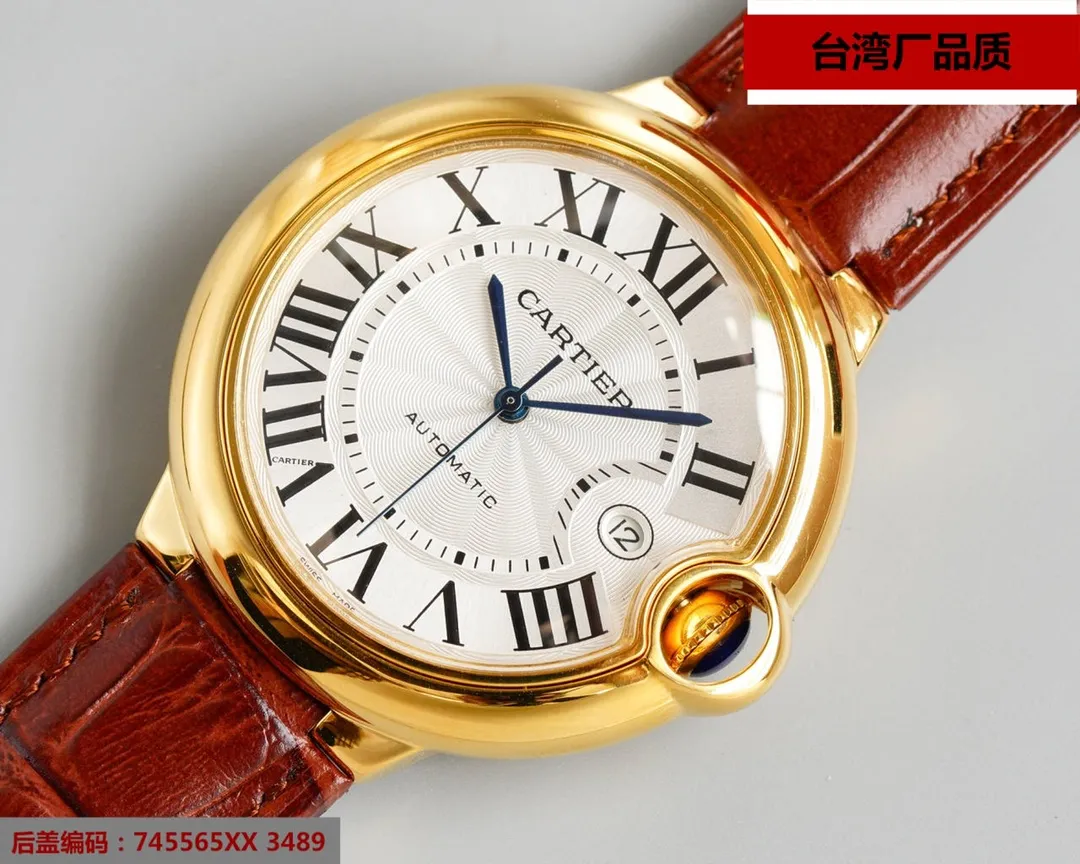 【Top replica】💰2400! Taiwan factory blue balloon V12 version, 42 size 8215 Japanese machine, (look for the bottom cover code 745565xx3489), this series of watches is famous for its delicate style and elegant style in the Cartier watchmaking industry. Of course, this watch must have such characteristics. The color of the stainless steel case makes the watch as light as a balloon, and the blue crown seems to have disobediently deviated from the original planned trajectory, like a playful couple. The Roman numerals on the dial look retro and deep, decorated with guilloche patterns and sword-shaped hands. The entire watch gives people a delicate and considerate feel. Isn’t this what couples need? Built-in: Japan's Citizen fully automatic machine, also with Swiss quartz, water drop (fish eye bubble) sapphire glass mirror, highly waterproof, burnt steel blue pointer color, curvature shape of the crown