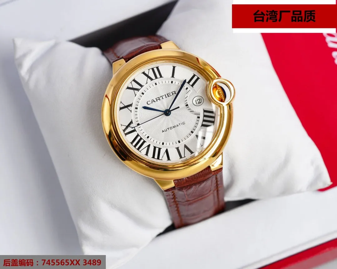 【Top replica】💰2400! Taiwan factory blue balloon V12 version, 42 size 8215 Japanese machine, (look for the bottom cover code 745565xx3489), this series of watches is famous for its delicate style and elegant style in the Cartier watchmaking industry. Of course, this watch must have such characteristics. The color of the stainless steel case makes the watch as light as a balloon, and the blue crown seems to have disobediently deviated from the original planned trajectory, like a playful couple. The Roman numerals on the dial look retro and deep, decorated with guilloche patterns and sword-shaped hands. The entire watch gives people a delicate and considerate feel. Isn’t this what couples need? Built-in: Japan's Citizen fully automatic machine, also with Swiss quartz, water drop (fish eye bubble) sapphire glass mirror, highly waterproof, burnt steel blue pointer color, curvature shape of the crown