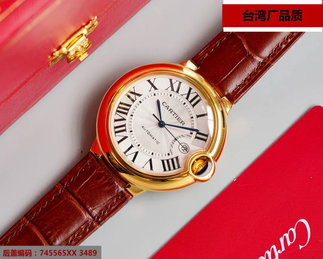 【Top replica】💰2400! Taiwan factory blue balloon V12 version, 42 size 8215 Japanese machine, (look for the bottom cover code 745565xx3489), this series of watches is famous for its delicate style and elegant style in the Cartier watchmaking industry. Of course, this watch must have such characteristics. The color of the stainless steel case makes the watch as light as a balloon, and the blue crown seems to have disobediently deviated from the original planned trajectory, like a playful couple. The Roman numerals on the dial look retro and deep, decorated with guilloche patterns and sword-shaped hands. The entire watch gives people a delicate and considerate feel. Isn’t this what couples need? Built-in: Japan's Citizen fully automatic machine, also with Swiss quartz, water drop (fish eye bubble) sapphire glass mirror, highly waterproof, burnt steel blue pointer color, curvature shape of the crown