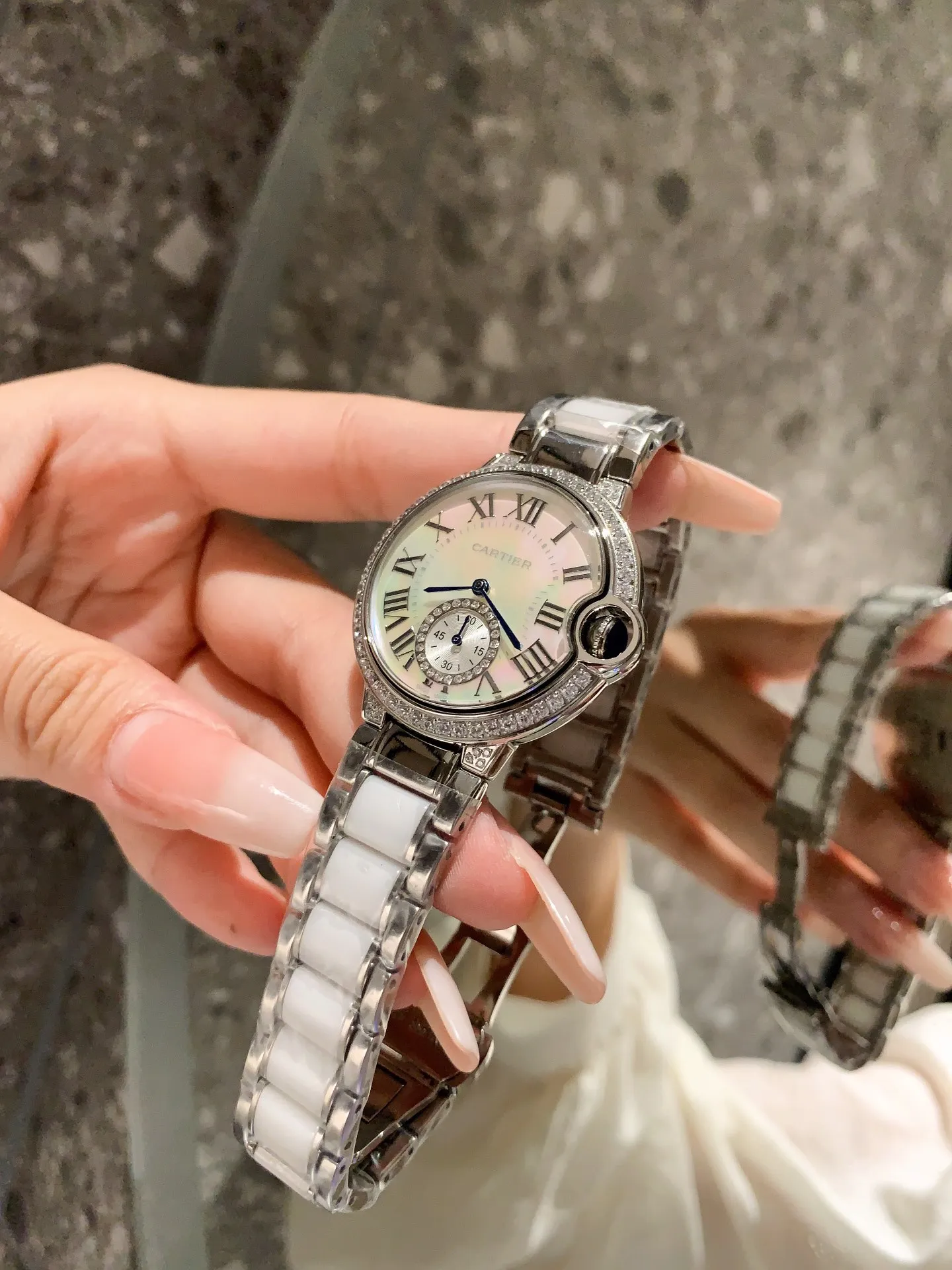 【High-end replica】💰1640! The new fashionable quartz women's model [Cartier] is carefully designed ❤️ versatile and durable to look at 💞 comfortable to wear 💗 popular basket balloon, the aperture has a glossy feel, and the diamond ring has a jewelry feel. It adopts imported quartz movement and is matched with the most fashionable steel band between ceramics. It is gorgeous and unique but not complicated. The whole watch is elegant and harmonious. The dial is retro and has an aristocratic temperament. ❣️Size 36mm*9mm