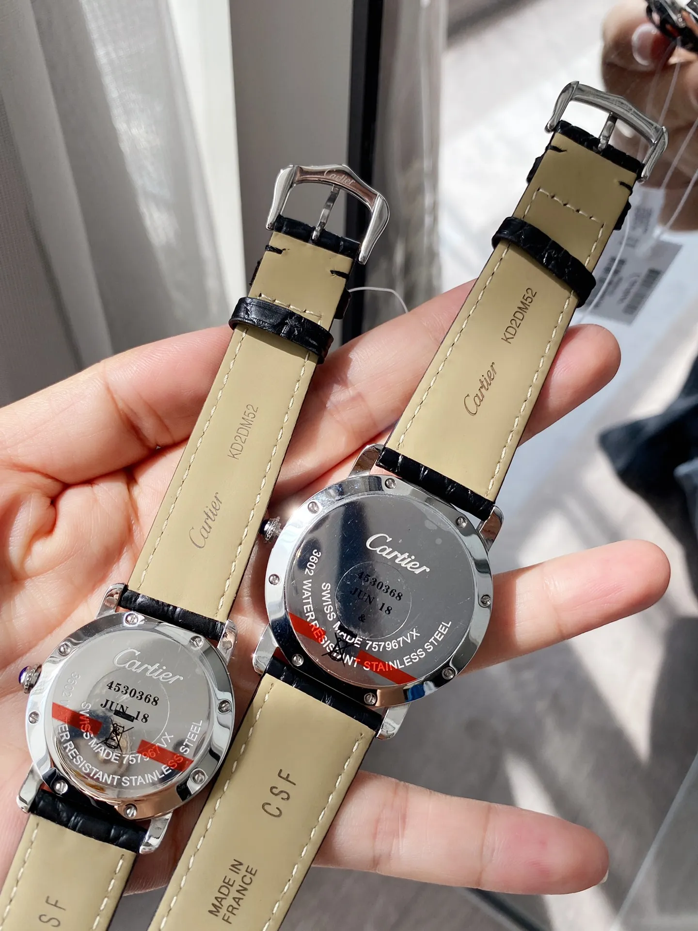 【Foreign Trade Import】💰1440 each! The highest version of the original model in the Cartier market, the Cartier London series couple watch! Diameter: 40mm for men, 29.5mm for small! Double sapphire glass (not other versions of flat glass). Made with genuine American crocodile leather and equipped with original Swiss Ronda quartz movement! Flash sale of all versions on the market, V10 is an ingenious work from the Taiwanese factory, it’s worth owning.