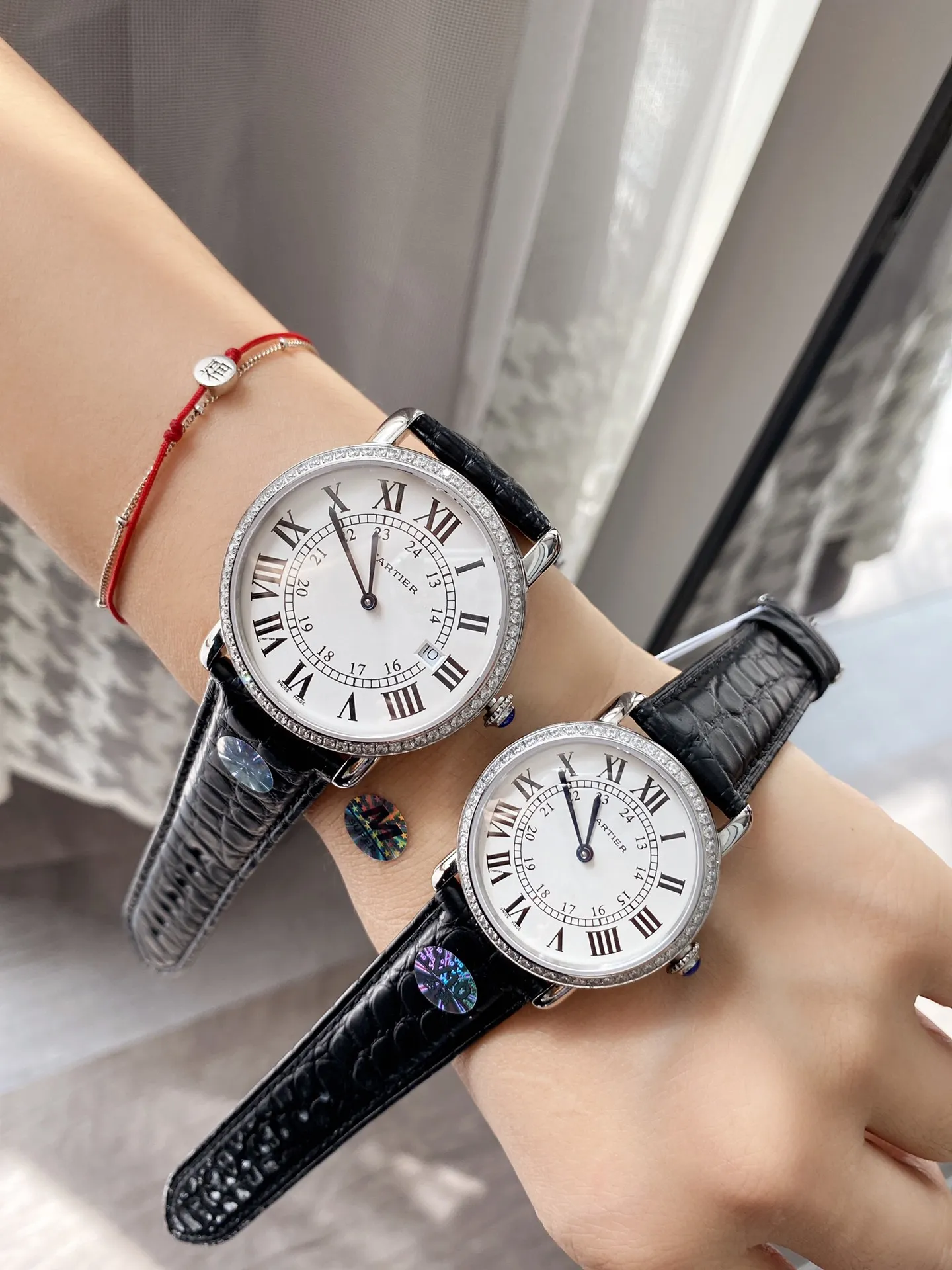 【Foreign Trade Import】💰1440 each! The highest version of the original model in the Cartier market, the Cartier London series couple watch! Diameter: 40mm for men, 29.5mm for small! Double sapphire glass (not other versions of flat glass). Made with genuine American crocodile leather and equipped with original Swiss Ronda quartz movement! Flash sale of all versions on the market, V10 is an ingenious work from the Taiwanese factory, it’s worth owning.