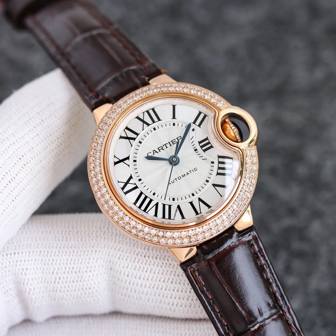 Taiwan Factory Blue Balloon, 33 Mechanical Japanese Machinery recently launched the pin buckle series (look for the bottom cover code 745565xx3489). This series of watches is famous for its delicate style and elegant style in the Cartier watchmaking industry. Of course, this watch must have such characteristics. The color of the stainless steel case makes the watch as light as a balloon, and the blue crown seems to have disobediently deviated from the original planned trajectory, like a playful couple. The Roman numerals on the dial look retro and deep, decorated with guilloche patterns and sword-shaped hands. The entire watch gives people a delicate and considerate feel. Isn’t this what couples need? Built-in: Japan's Citizen fully automatic machine, also with Swiss quartz, water drop (fish eye bubble) sapphire glass mirror, highly waterproof, burnt steel blue pointer color, curvature shape of the crown