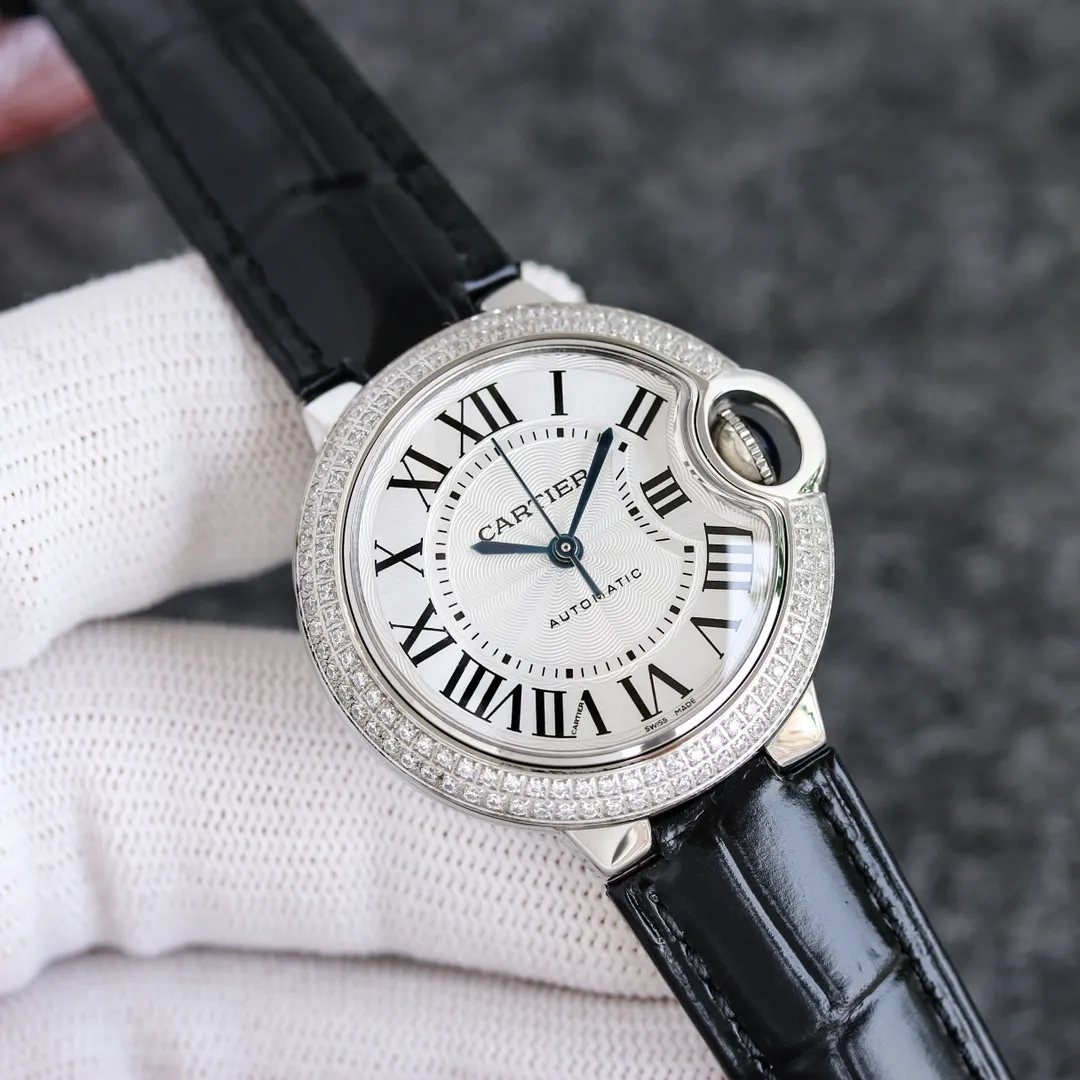 Taiwan Factory Blue Balloon, 33 Mechanical Japanese Machinery recently launched the pin buckle series (look for the bottom cover code 745565xx3489). This series of watches is famous for its delicate style and elegant style in the Cartier watchmaking industry. Of course, this watch must have such characteristics. The color of the stainless steel case makes the watch as light as a balloon, and the blue crown seems to have disobediently deviated from the original planned trajectory, like a playful couple. The Roman numerals on the dial look retro and deep, decorated with guilloche patterns and sword-shaped hands. The entire watch gives people a delicate and considerate feel. Isn’t this what couples need? Built-in: Japan's Citizen fully automatic machine, also with Swiss quartz, water drop (fish eye bubble) sapphire glass mirror, highly waterproof, burnt steel blue pointer color, curvature shape of the crown