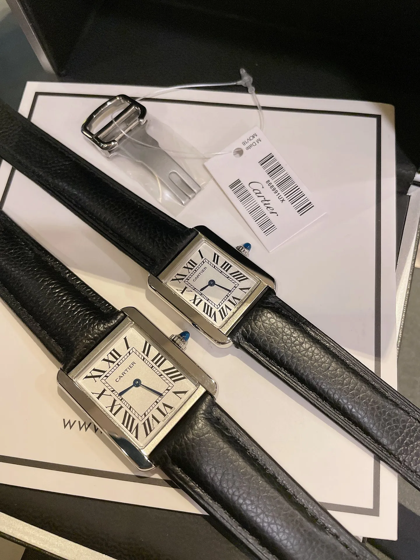 【High-end replica】💰1080! Cartier tank series retro watch TANK tank series! The lettering adopts three-dimensional protrusion, 316L stainless steel version, couple watch, imported Swiss movement, three codes in one. Medium size 27MMX34MM, small size 24MMX31MM. The details are polished, the color of the hands, the curvature of the handle, the original pebbled leather belt, the original stainless steel belt, with sticker code, color distribution: white shell, gold shell, rose gold shell, strap colors are complete! Imported Swiss movement, Sapphire TankSolo’s ingenuity is worth owning!