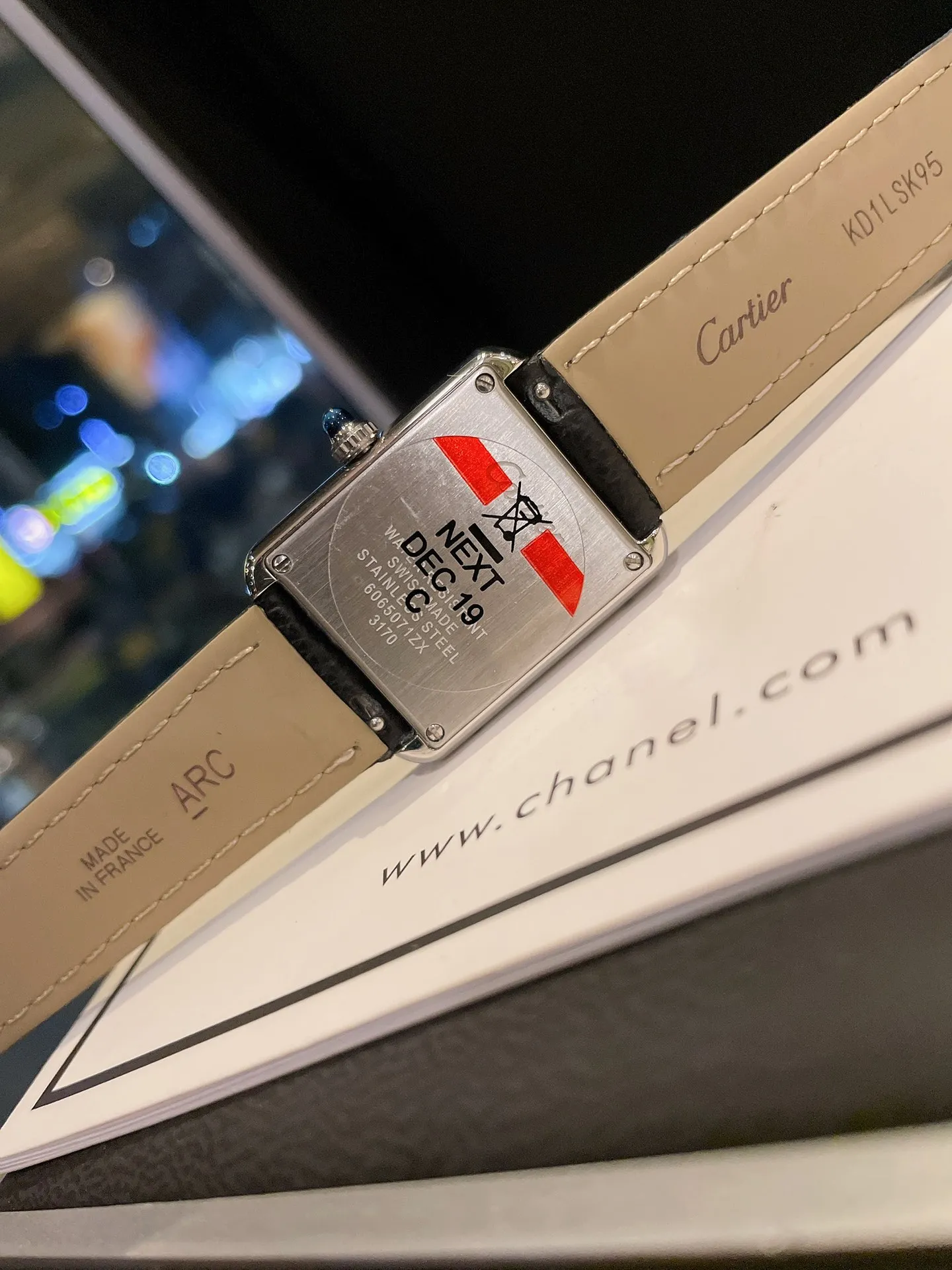 【High-end replica】💰1080! Cartier tank series retro watch TANK tank series! The lettering adopts three-dimensional protrusion, 316L stainless steel version, couple watch, imported Swiss movement, three codes in one. Medium size 27MMX34MM, small size 24MMX31MM. The details are polished, the color of the hands, the curvature of the handle, the original pebbled leather belt, the original stainless steel belt, with sticker code, color distribution: white shell, gold shell, rose gold shell, strap colors are complete! Imported Swiss movement, Sapphire TankSolo’s ingenuity is worth owning!