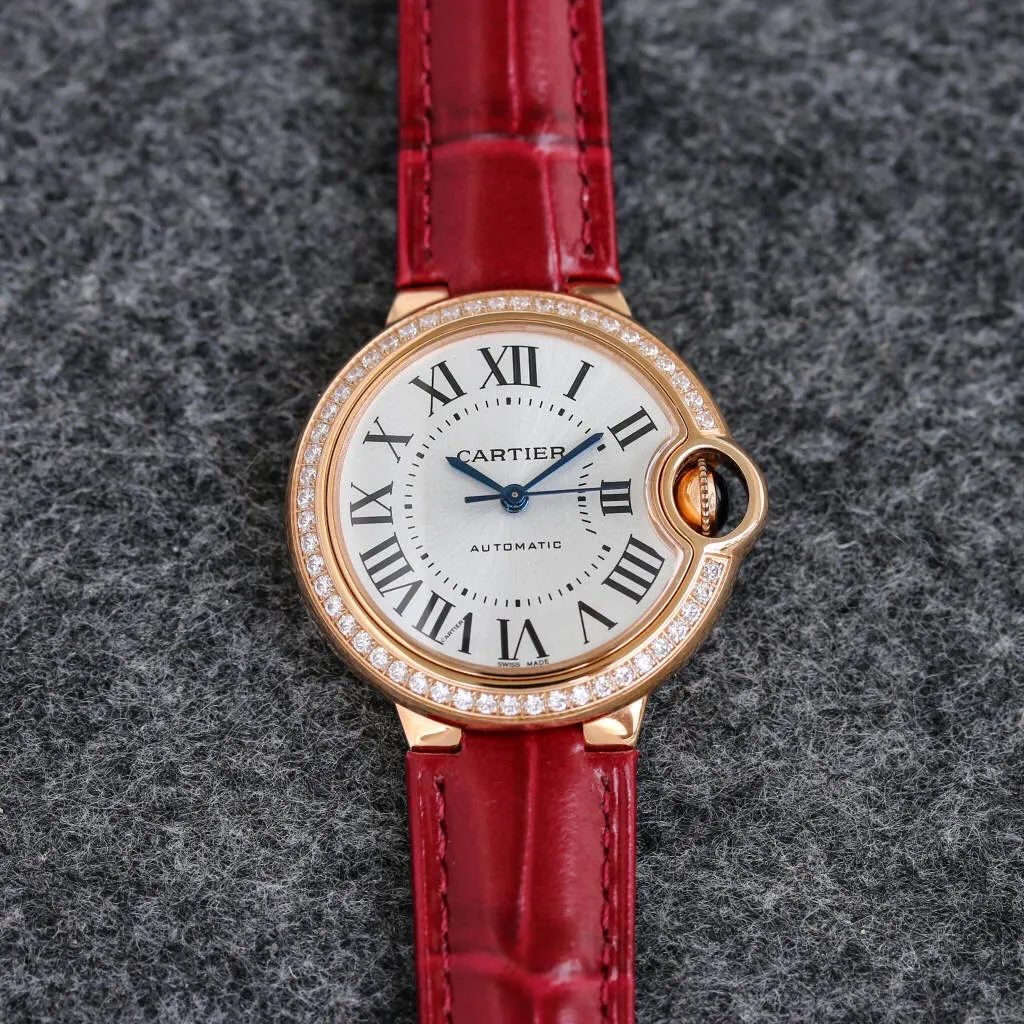 【Top replica】💰1920! Cartier Blue Balloon Taiwan Factory 33 mechanical upgrade version, the internal construction is complex structure, grilled steel orchid hands, the head is centered. Thickness 10mm, dark yellow surface. The steel belt shakes Rose's head, and the belt is quick to release. (Look for the bottom cover code 845565xx3489). This series of watches is famous for its delicate style and elegant style in the Cartier watchmaking industry. Of course, this watch must have such characteristics. The color of the stainless steel case makes the watch as light as a balloon, and the blue crown seems to have disobediently deviated from the original planned trajectory, like a playful couple. The Roman numerals on the dial look retro and deep, decorated with guilloche patterns and sword-shaped hands. The entire watch gives people a delicate and considerate feel. Isn’t this what couples need? Internal configuration: Seiko NH05 fully automatic machine, water drop (fish eye bubble) sapphire glass mirror, highly waterproof, curvature shape of the handle