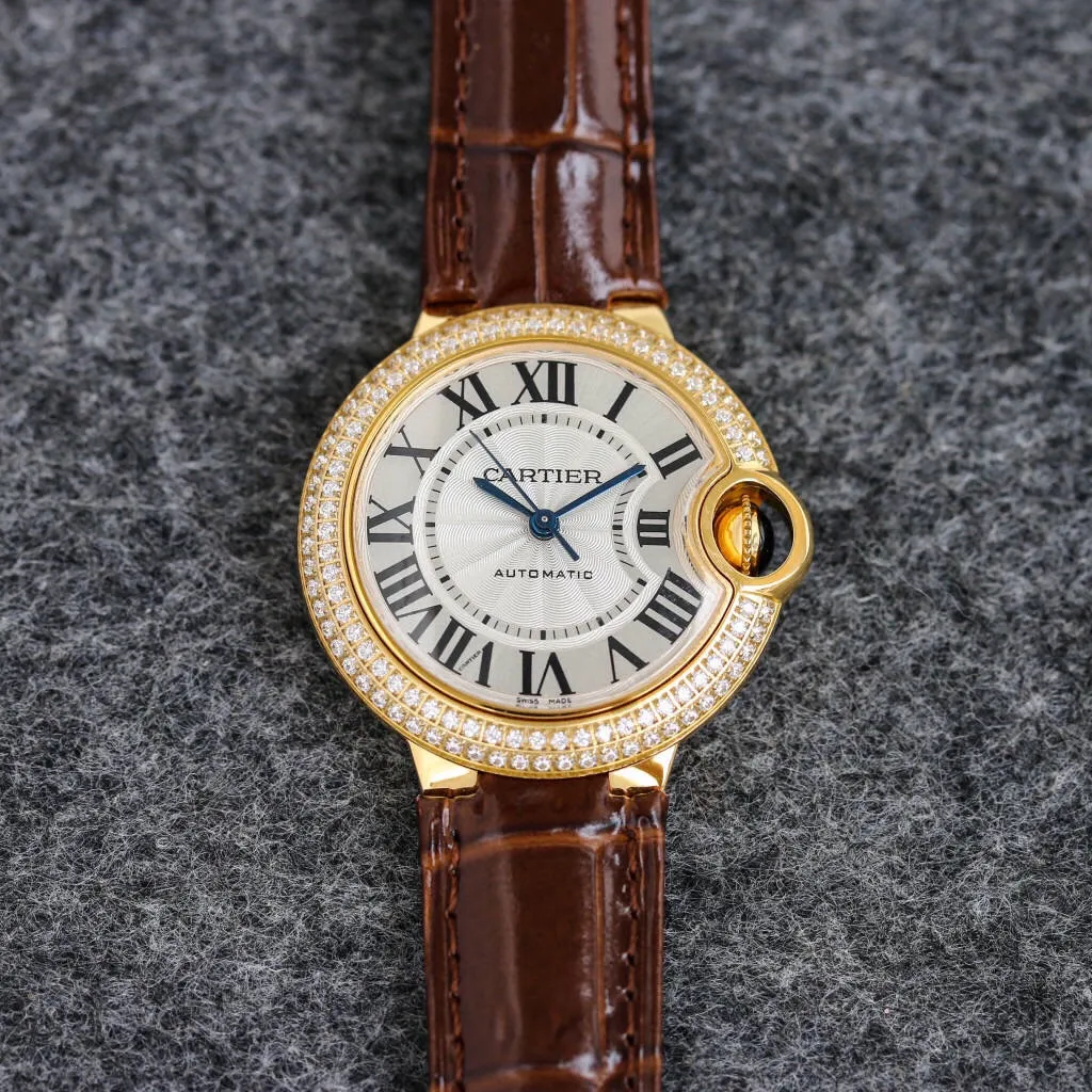 【Top replica】💰1920! Cartier Blue Balloon Taiwan Factory 33 mechanical upgrade version, the internal construction is complex structure, grilled steel orchid hands, the head is centered. Thickness 10mm, dark yellow surface. The steel belt shakes Rose's head, and the belt is quick to release. (Look for the bottom cover code 845565xx3489). This series of watches is famous for its delicate style and elegant style in the Cartier watchmaking industry. Of course, this watch must have such characteristics. The color of the stainless steel case makes the watch as light as a balloon, and the blue crown seems to have disobediently deviated from the original planned trajectory, like a playful couple. The Roman numerals on the dial look retro and deep, decorated with guilloche patterns and sword-shaped hands. The entire watch gives people a delicate and considerate feel. Isn’t this what couples need? Internal configuration: Seiko NH05 fully automatic machine, water drop (fish eye bubble) sapphire glass mirror, highly waterproof, curvature shape of the handle