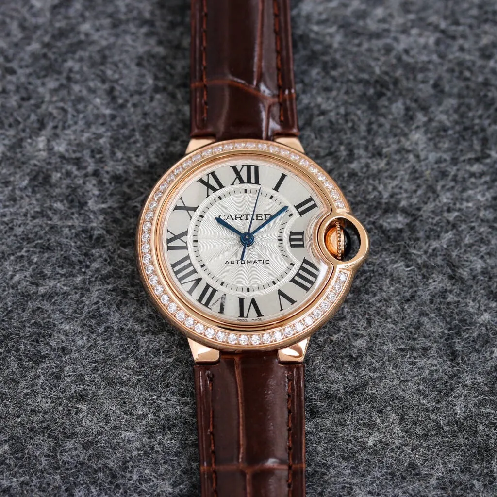 【Top replica】💰1920! Cartier Blue Balloon Taiwan Factory 33 mechanical upgrade version, the internal construction is complex structure, grilled steel orchid hands, the head is centered. Thickness 10mm, dark yellow surface. The steel belt shakes Rose's head, and the belt is quick to release. (Look for the bottom cover code 845565xx3489). This series of watches is famous for its delicate style and elegant style in the Cartier watchmaking industry. Of course, this watch must have such characteristics. The color of the stainless steel case makes the watch as light as a balloon, and the blue crown seems to have disobediently deviated from the original planned trajectory, like a playful couple. The Roman numerals on the dial look retro and deep, decorated with guilloche patterns and sword-shaped hands. The entire watch gives people a delicate and considerate feel. Isn’t this what couples need? Internal configuration: Seiko NH05 fully automatic machine, water drop (fish eye bubble) sapphire glass mirror, highly waterproof, curvature shape of the handle