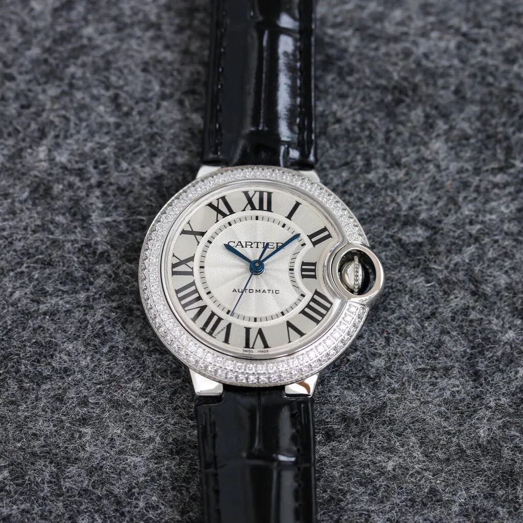 【Top replica】💰1920! Cartier Blue Balloon Taiwan Factory 33 mechanical upgrade version, the internal construction is complex structure, grilled steel orchid hands, the head is centered. Thickness 10mm, dark yellow surface. The steel belt shakes Rose's head, and the belt is quick to release. (Look for the bottom cover code 845565xx3489). This series of watches is famous for its delicate style and elegant style in the Cartier watchmaking industry. Of course, this watch must have such characteristics. The color of the stainless steel case makes the watch as light as a balloon, and the blue crown seems to have disobediently deviated from the original planned trajectory, like a playful couple. The Roman numerals on the dial look retro and deep, decorated with guilloche patterns and sword-shaped hands. The entire watch gives people a delicate and considerate feel. Isn’t this what couples need? Internal configuration: Seiko NH05 fully automatic machine, water drop (fish eye bubble) sapphire glass mirror, highly waterproof, curvature shape of the handle