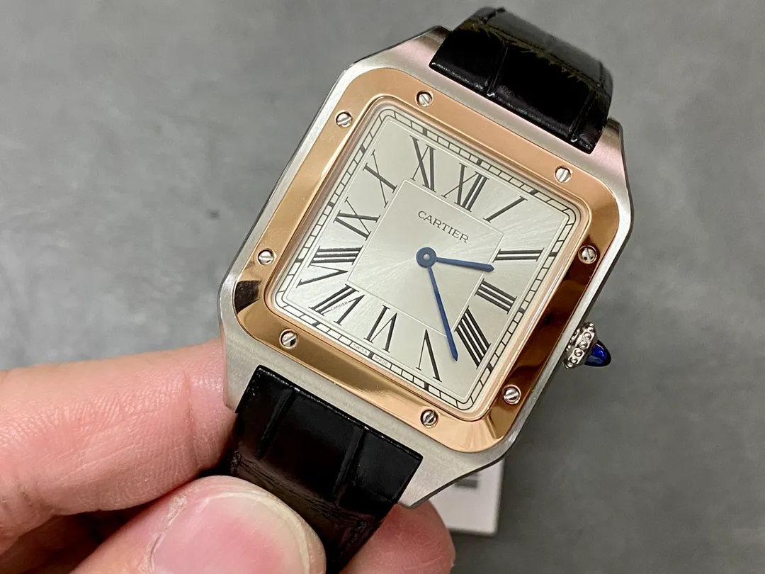 【High-end replica】💰1160! 【Taiwan Factory】💰1720! 【Top Replica】💰Private chat! Cartier's classic work, the Cartier Santos. Dumont series, has a smooth silhouette, simple and elegant shape, and is very in line with the trendy taste of contemporary gentlemen. Large watch diameter: 46.6*33.9mm, medium watch diameter: 43.5*31.4mm, small watch diameter: 38*27.5mm; Swiss quartz movement Compared with round watches, square watches have sharp edges and corners The design is particularly unique, and when it comes to classics among square watches, Cartier's Santos is naturally on the list. The Santos watch is not only a model among square watches, but is also considered "the world's first modern watch." The birth of the Santos series of watches is full of legend. At that time, Louis Cartier created a watch that could be worn on the hand for his friend, Brazilian pilot Alberto Santos Dumont, to facilitate checking the time during flight. The first modern wristwatch in history came into being. This watch is made of fine steel. The frosted dial is equipped with sword-shaped blue steel hands and classic Roman numeral time scales. It is classic and durable. The outer ring of the Roman numerals is a track scale, which adds some retro features to the watch dial. There are 8 screws on the bezel, which is very recognizable. The side is brushed and the bezel is polished, making it suitable for both formal wear and casual style. The case has a slight curvature, which fits the wrist perfectly and is very comfortable to wear; the crown is a blue natural spinel, and the Italian calfskin strap matches the blue round gemstone inlaid on the crown, giving the overall look an elegant and refined gentlemanly temperament. The pictures were taken as top replica real shots!