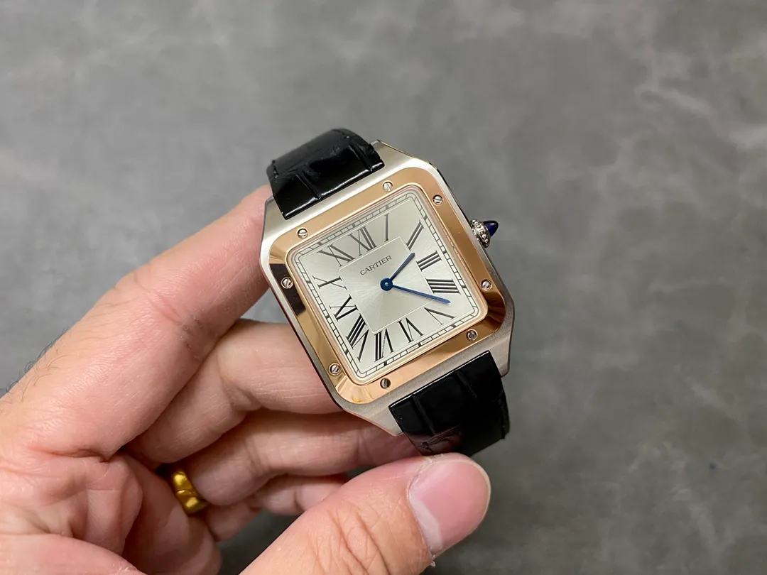 【High-end replica】💰1160! 【Taiwan Factory】💰1720! 【Top Replica】💰Private chat! Cartier's classic work, the Cartier Santos. Dumont series, has a smooth silhouette, simple and elegant shape, and is very in line with the trendy taste of contemporary gentlemen. Large watch diameter: 46.6*33.9mm, medium watch diameter: 43.5*31.4mm, small watch diameter: 38*27.5mm; Swiss quartz movement Compared with round watches, square watches have sharp edges and corners The design is particularly unique, and when it comes to classics among square watches, Cartier's Santos is naturally on the list. The Santos watch is not only a model among square watches, but is also considered "the world's first modern watch." The birth of the Santos series of watches is full of legend. At that time, Louis Cartier created a watch that could be worn on the hand for his friend, Brazilian pilot Alberto Santos Dumont, to facilitate checking the time during flight. The first modern wristwatch in history came into being. This watch is made of fine steel. The frosted dial is equipped with sword-shaped blue steel hands and classic Roman numeral time scales. It is classic and durable. The outer ring of the Roman numerals is a track scale, which adds some retro features to the watch dial. There are 8 screws on the bezel, which is very recognizable. The side is brushed and the bezel is polished, making it suitable for both formal wear and casual style. The case has a slight curvature, which fits the wrist perfectly and is very comfortable to wear; the crown is a blue natural spinel, and the Italian calfskin strap matches the blue round gemstone inlaid on the crown, giving the overall look an elegant and refined gentlemanly temperament. The pictures were taken as top replica real shots!