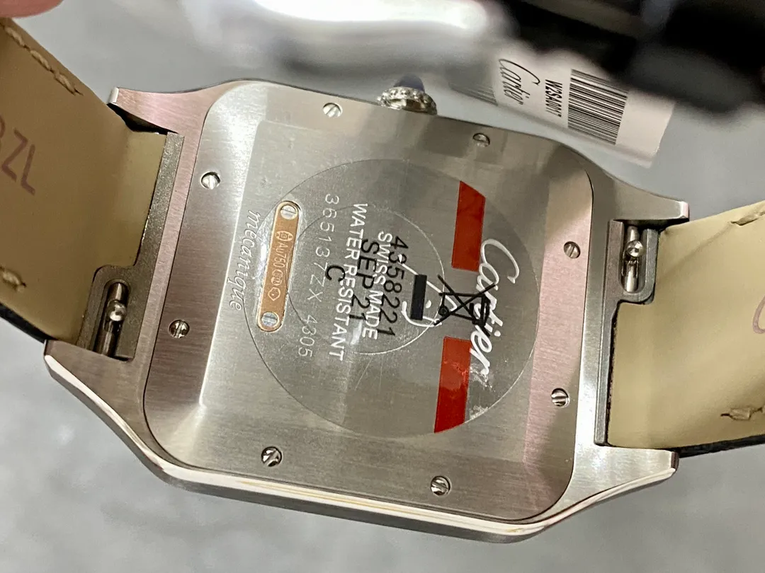 【High-end replica】💰1160! 【Taiwan Factory】💰1720! 【Top Replica】💰Private chat! Cartier's classic work, the Cartier Santos. Dumont series, has a smooth silhouette, simple and elegant shape, and is very in line with the trendy taste of contemporary gentlemen. Large watch diameter: 46.6*33.9mm, medium watch diameter: 43.5*31.4mm, small watch diameter: 38*27.5mm; Swiss quartz movement Compared with round watches, square watches have sharp edges and corners The design is particularly unique, and when it comes to classics among square watches, Cartier's Santos is naturally on the list. The Santos watch is not only a model among square watches, but is also considered "the world's first modern watch." The birth of the Santos series of watches is full of legend. At that time, Louis Cartier created a watch that could be worn on the hand for his friend, Brazilian pilot Alberto Santos Dumont, to facilitate checking the time during flight. The first modern wristwatch in history came into being. This watch is made of fine steel. The frosted dial is equipped with sword-shaped blue steel hands and classic Roman numeral time scales. It is classic and durable. The outer ring of the Roman numerals is a track scale, which adds some retro features to the watch dial. There are 8 screws on the bezel, which is very recognizable. The side is brushed and the bezel is polished, making it suitable for both formal wear and casual style. The case has a slight curvature, which fits the wrist perfectly and is very comfortable to wear; the crown is a blue natural spinel, and the Italian calfskin strap matches the blue round gemstone inlaid on the crown, giving the overall look an elegant and refined gentlemanly temperament. The pictures were taken as top replica real shots!