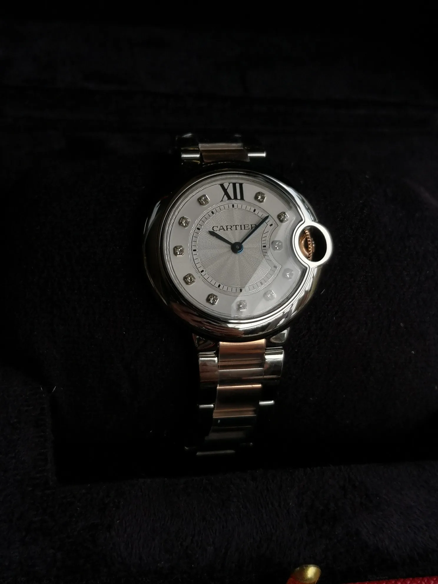 【High-end replica】💰1120! Taiwan factory 💰1720! Top replica 💰Private chat! Cartier Blue Balloon series watch (guilloché dial, sword-shaped blue steel hands, quartz, 33mm), pays tribute to the retrograde, God bless the world! This picture was taken as a top-notch replica!