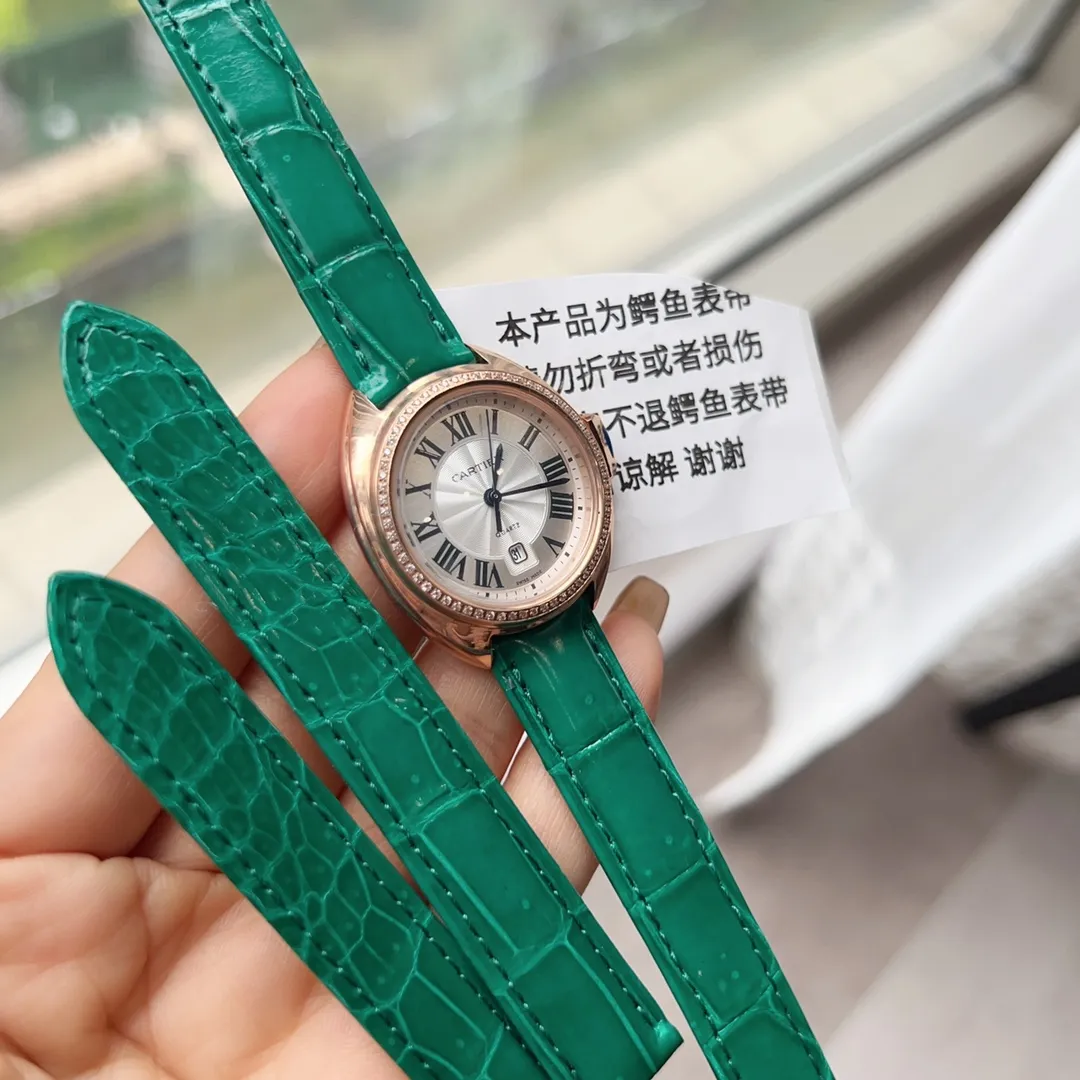 【Top replica】💰1720! Cartier women's watch crocodile leather high quality Kaka🔑key series The small 31mm key watch retains Cartier's classic design: Arabic numerals and sword-shaped blue steel hands. The top of the key-shaped crown is inlaid with a blue stone. The authentic engraved dial has sunburst decoration. The date display window is at 6 o'clock. The watch is equipped with an alligator leather strap, an imported original quartz movement, and a full stainless steel case. The classic design is very recognizable and suitable for any occasion. It is a very cost-effective watch.
