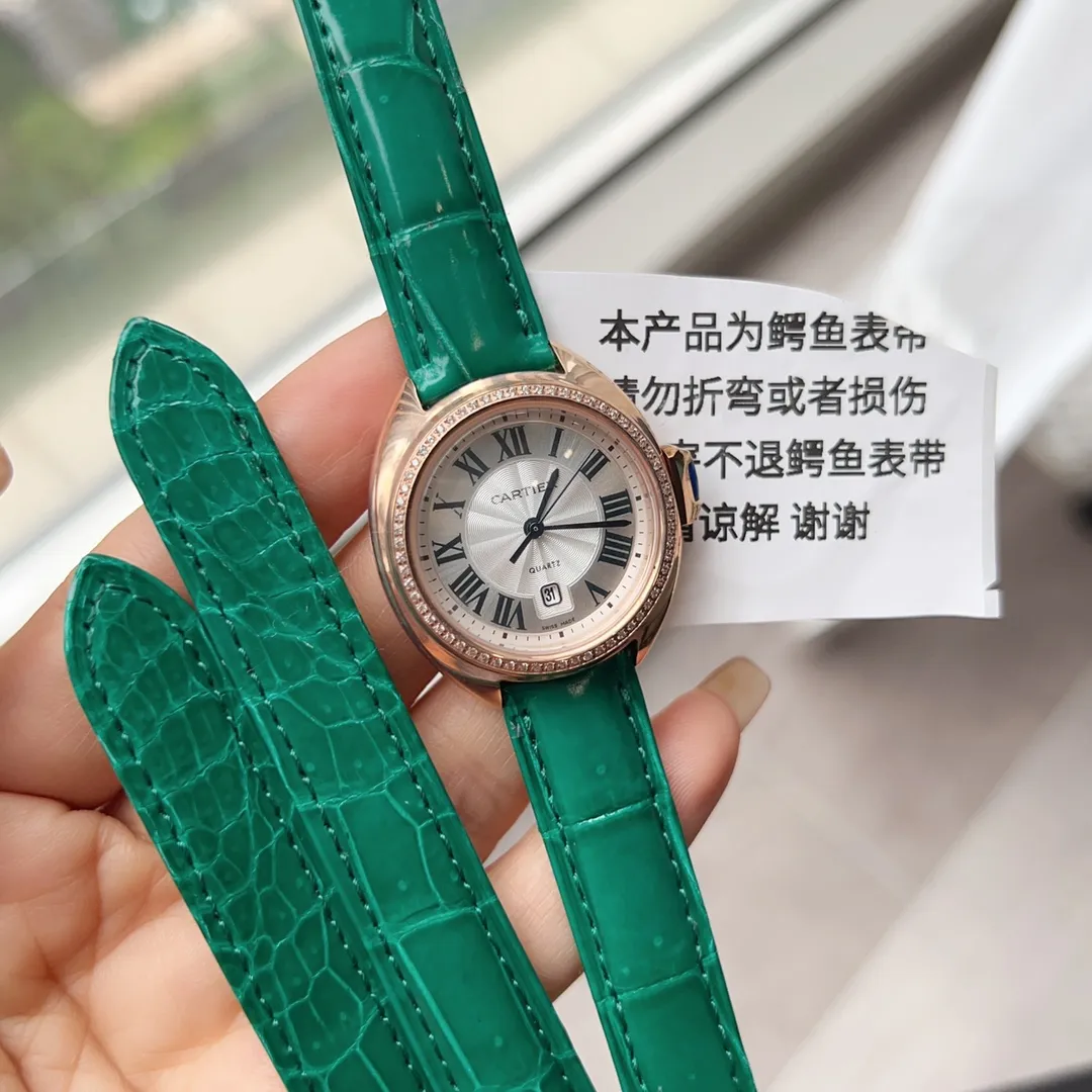 【Top replica】💰1720! Cartier women's watch crocodile leather high quality Kaka🔑key series The small 31mm key watch retains Cartier's classic design: Arabic numerals and sword-shaped blue steel hands. The top of the key-shaped crown is inlaid with a blue stone. The authentic engraved dial has sunburst decoration. The date display window is at 6 o'clock. The watch is equipped with an alligator leather strap, an imported original quartz movement, and a full stainless steel case. The classic design is very recognizable and suitable for any occasion. It is a very cost-effective watch.