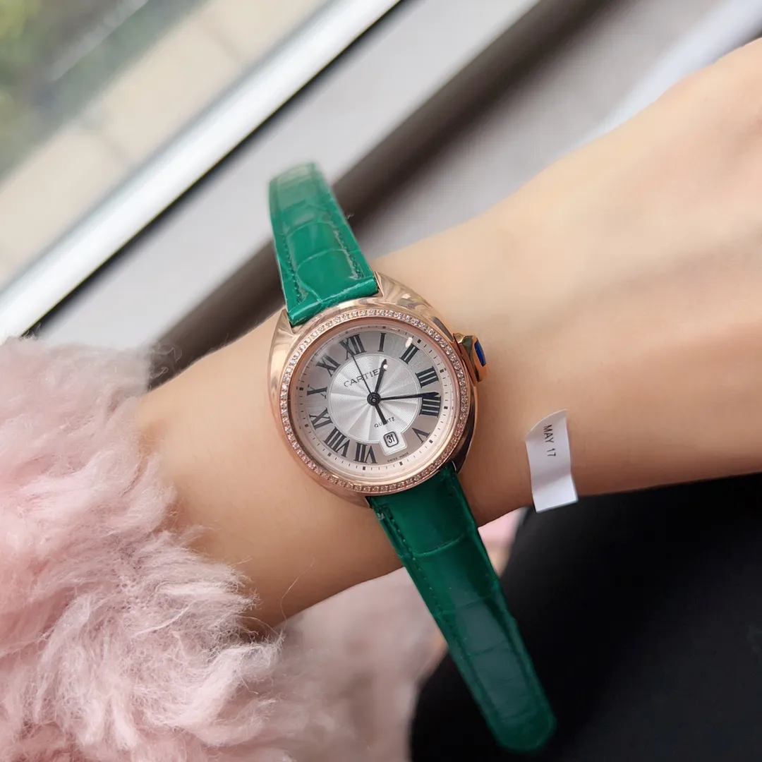 【Top replica】💰1720! Cartier women's watch crocodile leather high quality Kaka🔑key series The small 31mm key watch retains Cartier's classic design: Arabic numerals and sword-shaped blue steel hands. The top of the key-shaped crown is inlaid with a blue stone. The authentic engraved dial has sunburst decoration. The date display window is at 6 o'clock. The watch is equipped with an alligator leather strap, an imported original quartz movement, and a full stainless steel case. The classic design is very recognizable and suitable for any occasion. It is a very cost-effective watch.
