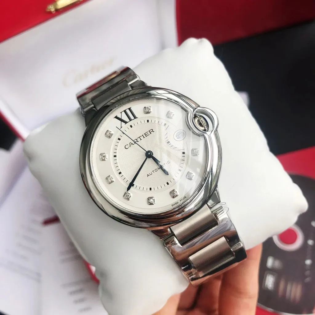 [Original order quality]💰1160! 【High-end replica】💰1720! The Cartier Blue Balloon 42mm series is a one-to-one replica of the original version, sleek and elegant, showing nobility. [Surface] Adopts original CNC color matching, the original version has the same dark yellow color, fine and well-proportioned textures, sword-shaped grilled blue steel hands, bright color and clear reading [Case] ​​The original mold is opened to upgrade the shell shape, the fish-eye sapphire glass head has an obvious crescent position, consistent radian, the crown is centered, and the size is synchronized with the original 42/13mm 316L stainless steel case, which is extremely polished and shiny. The level of detail is no less than the original, perfectly embodying the unique charm of the original. [Movement] Equipped with the top-level Seagull 2824 movement, the parameters are synchronized with the original ones, and can be simultaneously upgraded to the Swiss ETA machine. It has accurate travel time, delicate winding feel, and the time adjustment direction is synchronized with the original ones. [Strap] Equipped with an Italian imported first-layer cowhide strap with an original sand buckle or a top-grade 316L stainless steel bracelet. The parts are polished, and the bracelet screws use the original consistent spring thread ⚠️ Please look for the exclusive quality of GD products