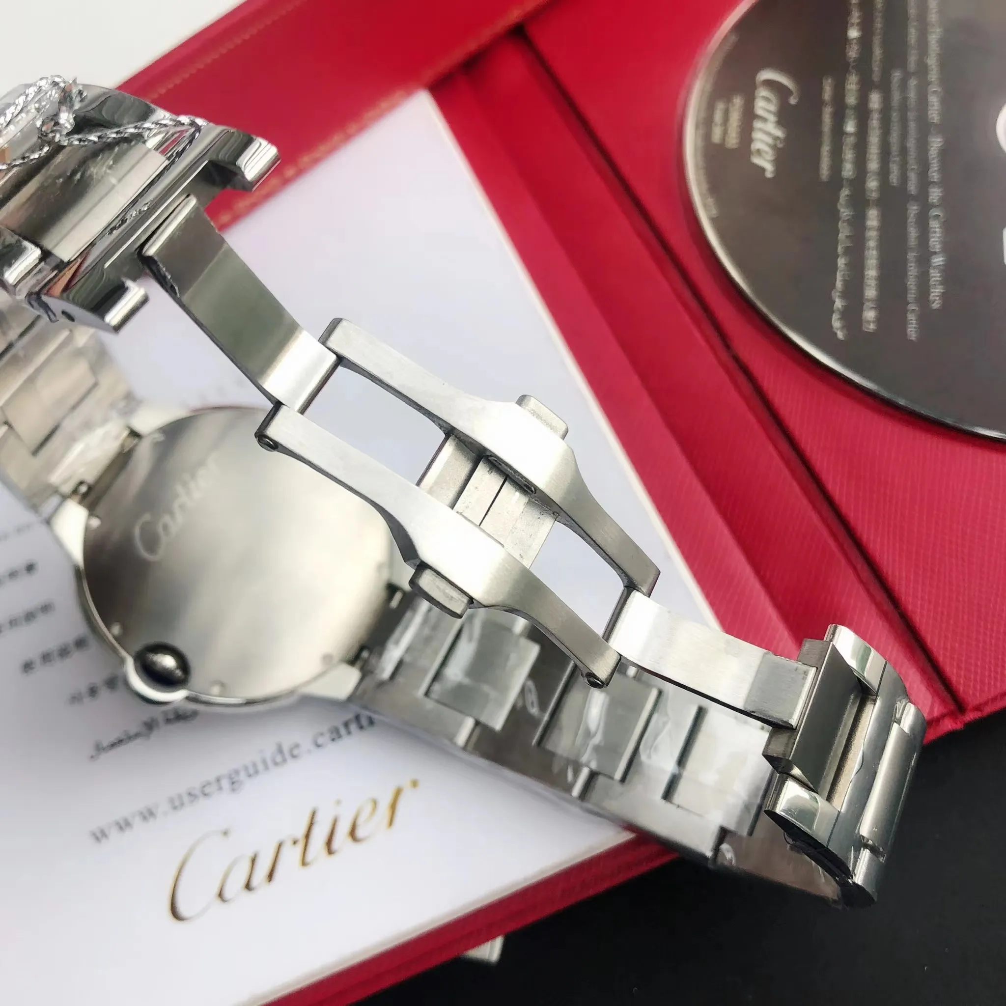 [Original order quality]💰1160! 【High-end replica】💰1720! The Cartier Blue Balloon 42mm series is a one-to-one replica of the original version, sleek and elegant, showing nobility. [Surface] Adopts original CNC color matching, the original version has the same dark yellow color, fine and well-proportioned textures, sword-shaped grilled blue steel hands, bright color and clear reading [Case] ​​The original mold is opened to upgrade the shell shape, the fish-eye sapphire glass head has an obvious crescent position, consistent radian, the crown is centered, and the size is synchronized with the original 42/13mm 316L stainless steel case, which is extremely polished and shiny. The level of detail is no less than the original, perfectly embodying the unique charm of the original. [Movement] Equipped with the top-level Seagull 2824 movement, the parameters are synchronized with the original ones, and can be simultaneously upgraded to the Swiss ETA machine. It has accurate travel time, delicate winding feel, and the time adjustment direction is synchronized with the original ones. [Strap] Equipped with an Italian imported first-layer cowhide strap with an original sand buckle or a top-grade 316L stainless steel bracelet. The parts are polished, and the bracelet screws use the original consistent spring thread ⚠️ Please look for the exclusive quality of GD products