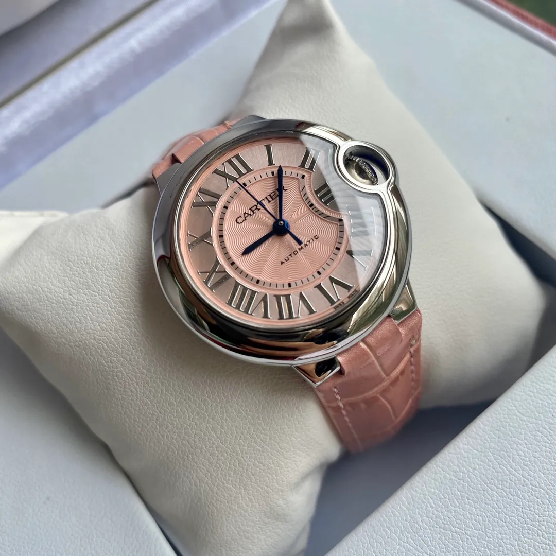【High-end replica】💰1720! Cartier mechanical blue balloon, 33mm dial, please distinguish this from mechanical, mechanical, mechanical! Swiss imported ETA2671 movement, non-domestic performance ratio! The cost of machinery is many times higher than that of quartz, and the profit is not as good as that of quartz. But out of sentiment, after seeing various versions on the market, I decided to make the best version. It took more than half a year to search for original parts and movements, and I only came up with nearly a hundred of them! The next shipment will have to wait another half a year! The sapphire mirror dial, the deep blue spinel found throughout the factory and the original movement, the American alligator leather strap is the perfect heavyweight piece! So the details can stand up to careful consideration!