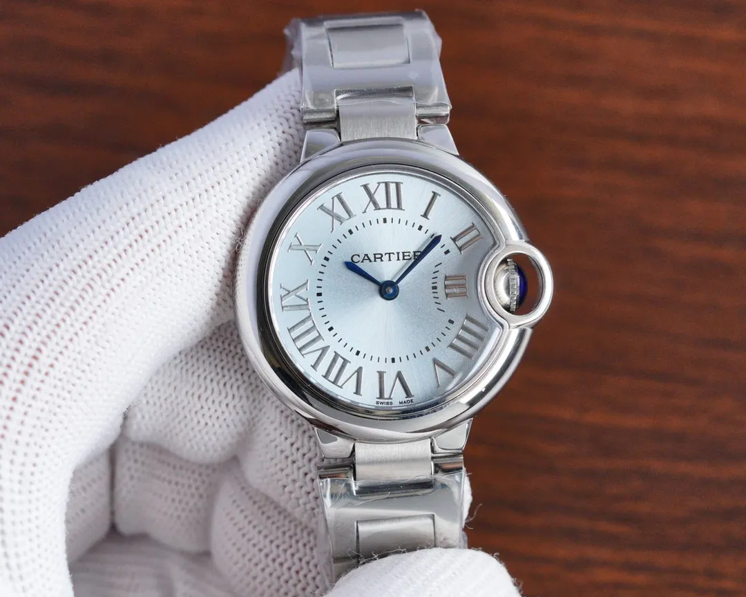 【High-end replica】💰1920! The Taiwan-made Blue Balloon V6 version has a full range of machinery and quartz. This series of watches is famous for its delicate style and elegant style in the Cartier watchmaking industry. Of course, this watch must have such characteristics. The color of the stainless steel case makes the watch as light as a balloon, and the blue crown seems to have disobediently deviated from the original planned trajectory, like a playful couple. The Roman numerals on the dial look retro and deep, decorated with guilloche patterns and sword-shaped hands. The entire watch gives people a delicate and considerate feel. Isn’t this what couples need? Built-in: imported Swiss quartz movement, water drop (fish eye bubble) sapphire glass mirror, highly waterproof, burnt steel blue pointer color, curvature shape of the crown