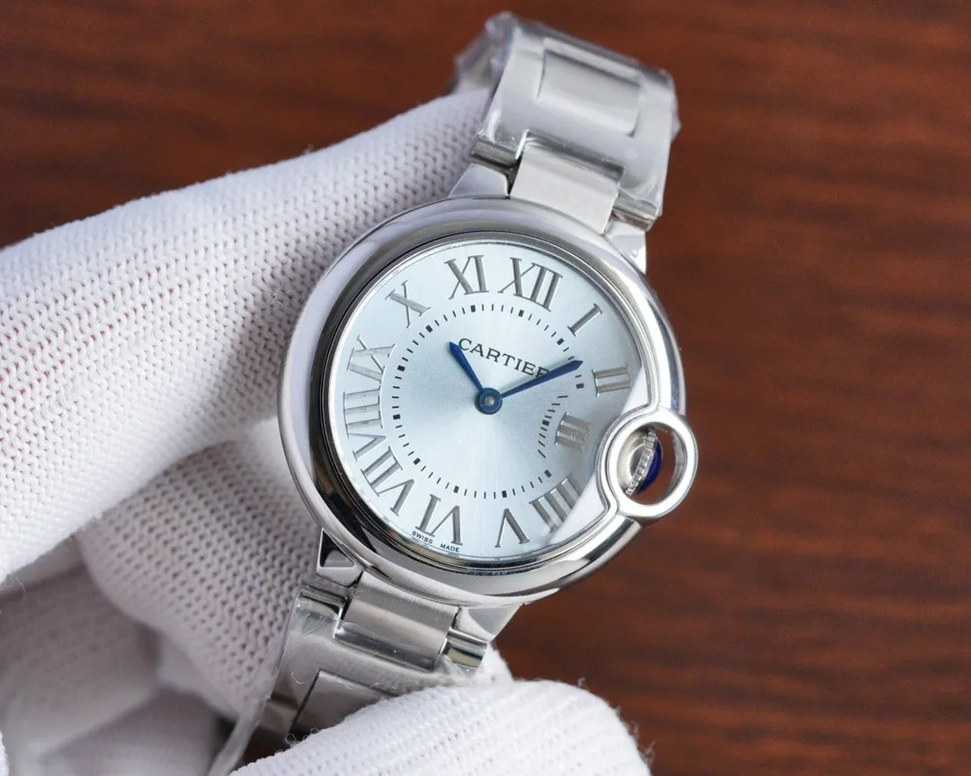 【High-end replica】💰1920! The Taiwan-made Blue Balloon V6 version has a full range of machinery and quartz. This series of watches is famous for its delicate style and elegant style in the Cartier watchmaking industry. Of course, this watch must have such characteristics. The color of the stainless steel case makes the watch as light as a balloon, and the blue crown seems to have disobediently deviated from the original planned trajectory, like a playful couple. The Roman numerals on the dial look retro and deep, decorated with guilloche patterns and sword-shaped hands. The entire watch gives people a delicate and considerate feel. Isn’t this what couples need? Built-in: imported Swiss quartz movement, water drop (fish eye bubble) sapphire glass mirror, highly waterproof, burnt steel blue pointer color, curvature shape of the crown