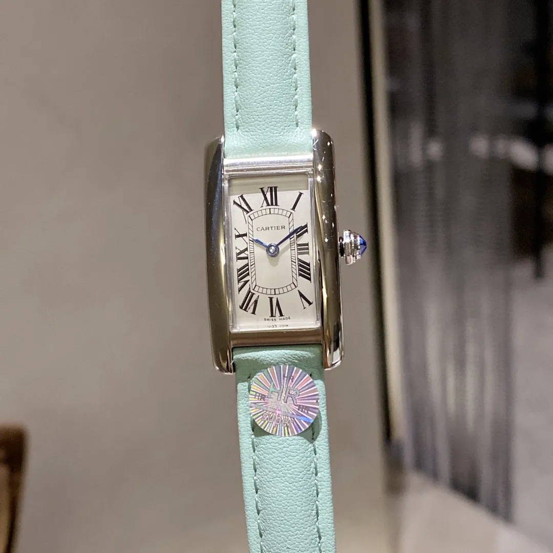 【Foreign trade import】💰1120! HR Factory Cartier's popular masterpiece - the elegant American tank WSTA0016 watch makes a graceful debut! Slim and colorful appearance, simple and beautiful design, it is the best choice for modern women! [Case] ​​The size of the watch is 35.8mmX19mmX6.3mm. Made of 316L fine steel, it is completed by two processes: drawing and polishing. The case design may seem weak, but the workmanship and polishing are indeed tough, perfectly interpreting the elegance and independence of contemporary women. [Movement] Swiss quartz movement, excellent quality, stable running time, perfect for "zero" repairs. [Strap] Made of Italian calfskin, soft and comfortable to wear. HR’s favorite work, please come and appreciate it together!