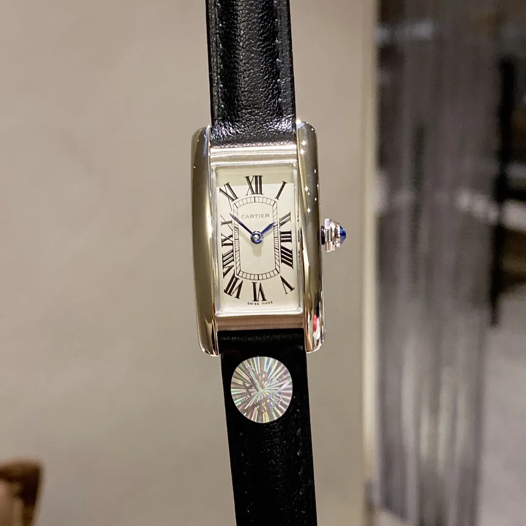 【Foreign trade import】💰1120! HR Factory Cartier's popular masterpiece - the elegant American tank WSTA0016 watch makes a graceful debut! Slim and colorful appearance, simple and beautiful design, it is the best choice for modern women! [Case] ​​The size of the watch is 35.8mmX19mmX6.3mm. Made of 316L fine steel, it is completed by two processes: drawing and polishing. The case design may seem weak, but the workmanship and polishing are indeed tough, perfectly interpreting the elegance and independence of contemporary women. [Movement] Swiss quartz movement, excellent quality, stable running time, perfect for "zero" repairs. [Strap] Made of Italian calfskin, soft and comfortable to wear. HR’s favorite work, please come and appreciate it together!