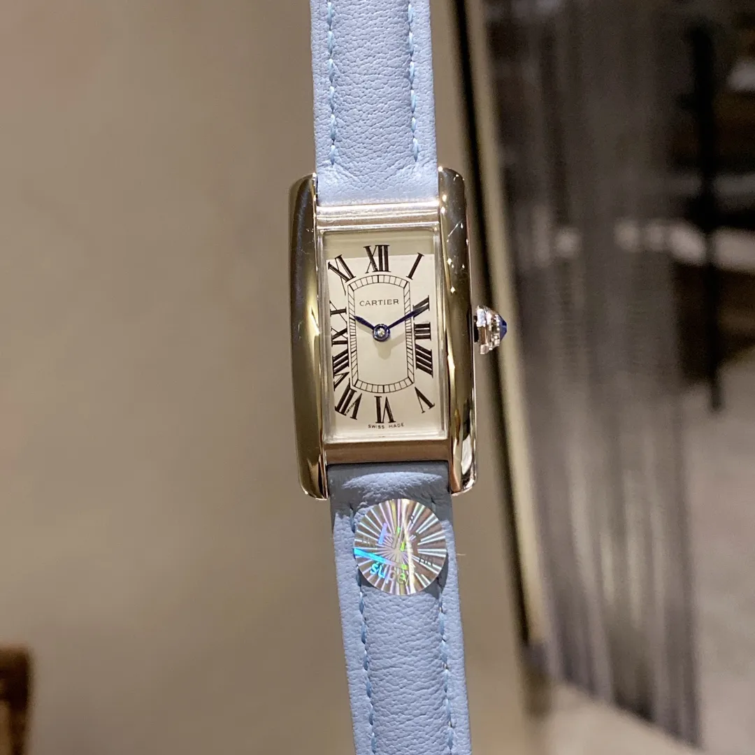【Foreign trade import】💰1120! HR Factory Cartier's popular masterpiece - the elegant American tank WSTA0016 watch makes a graceful debut! Slim and colorful appearance, simple and beautiful design, it is the best choice for modern women! [Case] ​​The size of the watch is 35.8mmX19mmX6.3mm. Made of 316L fine steel, it is completed by two processes: drawing and polishing. The case design may seem weak, but the workmanship and polishing are indeed tough, perfectly interpreting the elegance and independence of contemporary women. [Movement] Swiss quartz movement, excellent quality, stable running time, perfect for "zero" repairs. [Strap] Made of Italian calfskin, soft and comfortable to wear. HR’s favorite work, please come and appreciate it together!