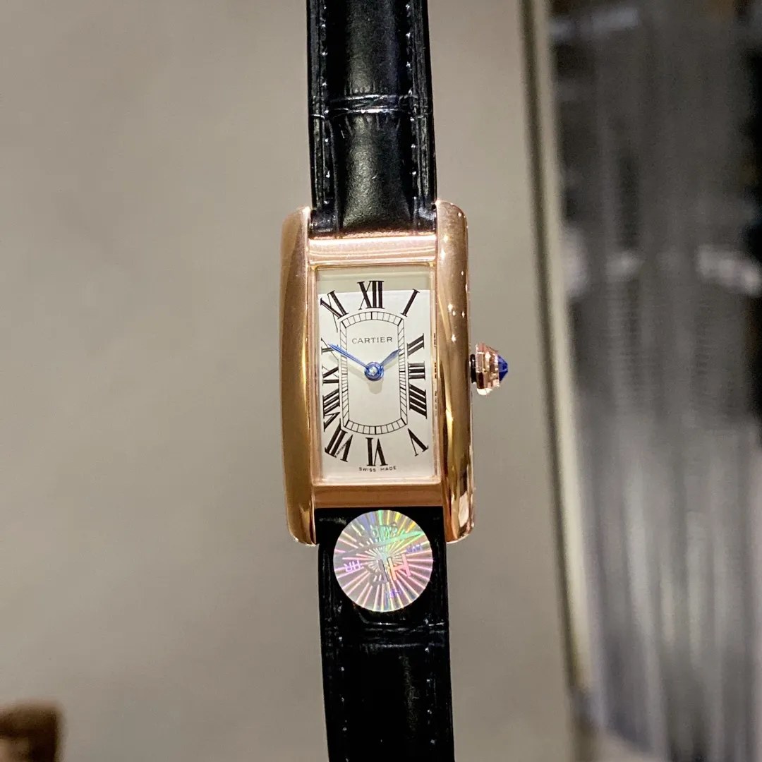 【Foreign trade import】💰1120! HR Factory Cartier's popular masterpiece - the elegant American tank WSTA0016 watch makes a graceful debut! Slim and colorful appearance, simple and beautiful design, it is the best choice for modern women! [Case] ​​The size of the watch is 35.8mmX19mmX6.3mm. Made of 316L fine steel, it is completed by two processes: drawing and polishing. The case design may seem weak, but the workmanship and polishing are indeed tough, perfectly interpreting the elegance and independence of contemporary women. [Movement] Swiss quartz movement, excellent quality, stable running time, perfect for "zero" repairs. [Strap] Made of Italian calfskin, soft and comfortable to wear. HR’s favorite work, please come and appreciate it together!