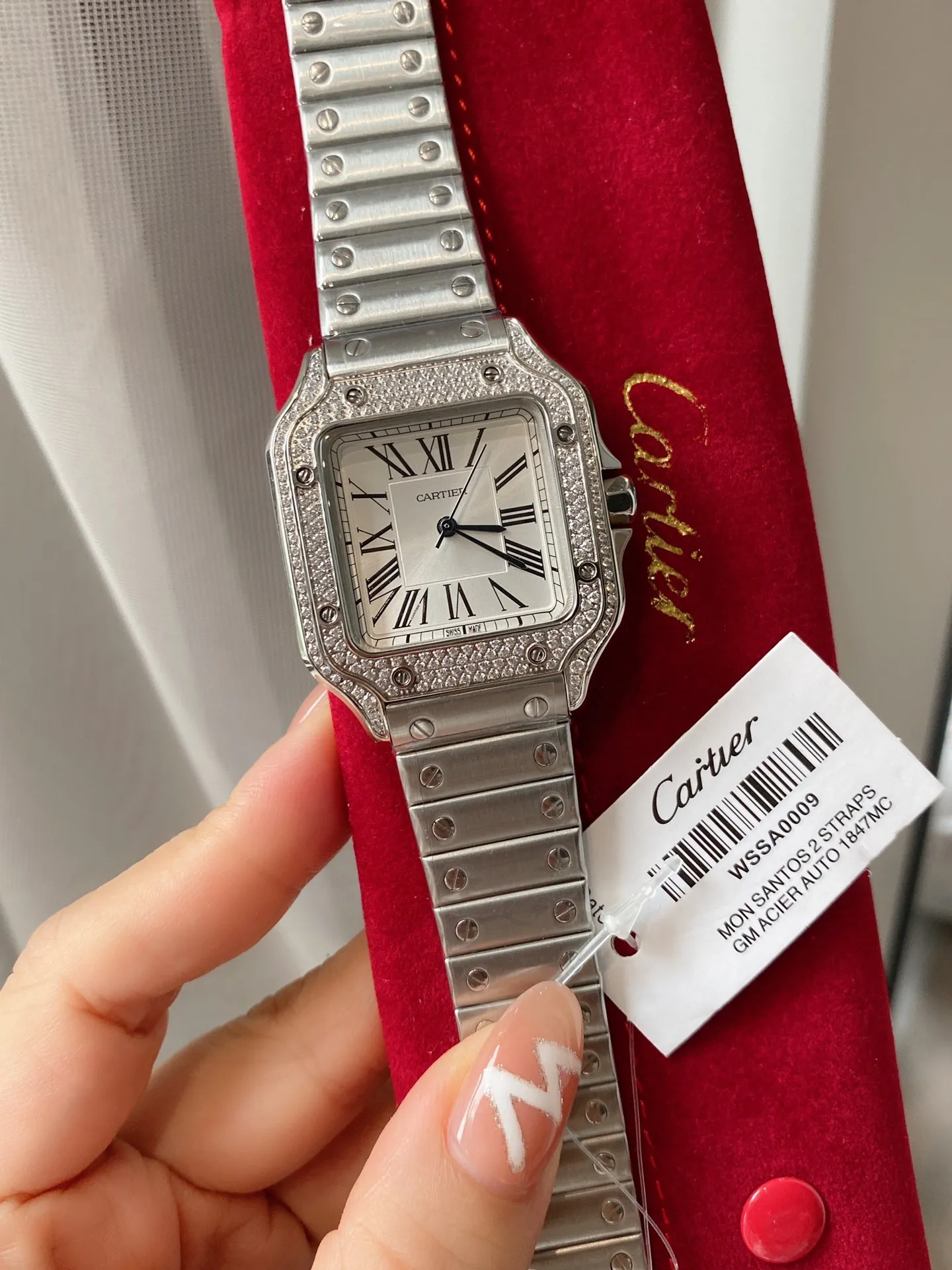 【High-end replica】💰1520! The first public launch of the new V12 version of Cartier, 35mm women's Santos (ultra-thin series) exclusive customized Cartier red bag, genuine original order mold opening, movement type: imported quartz movement. Table diameter: Female 35 Case material: 316 stainless steel. The steel belt has Cartier's unique screws, and the belt is calfskin imported from Italy. The details and workmanship are consistent with the original product. Taiwan G Factory v12 version exclusive quality ⚠️⚠️ (exclusively equipped with a red bag) no returns or exchanges will be accepted without a bag.