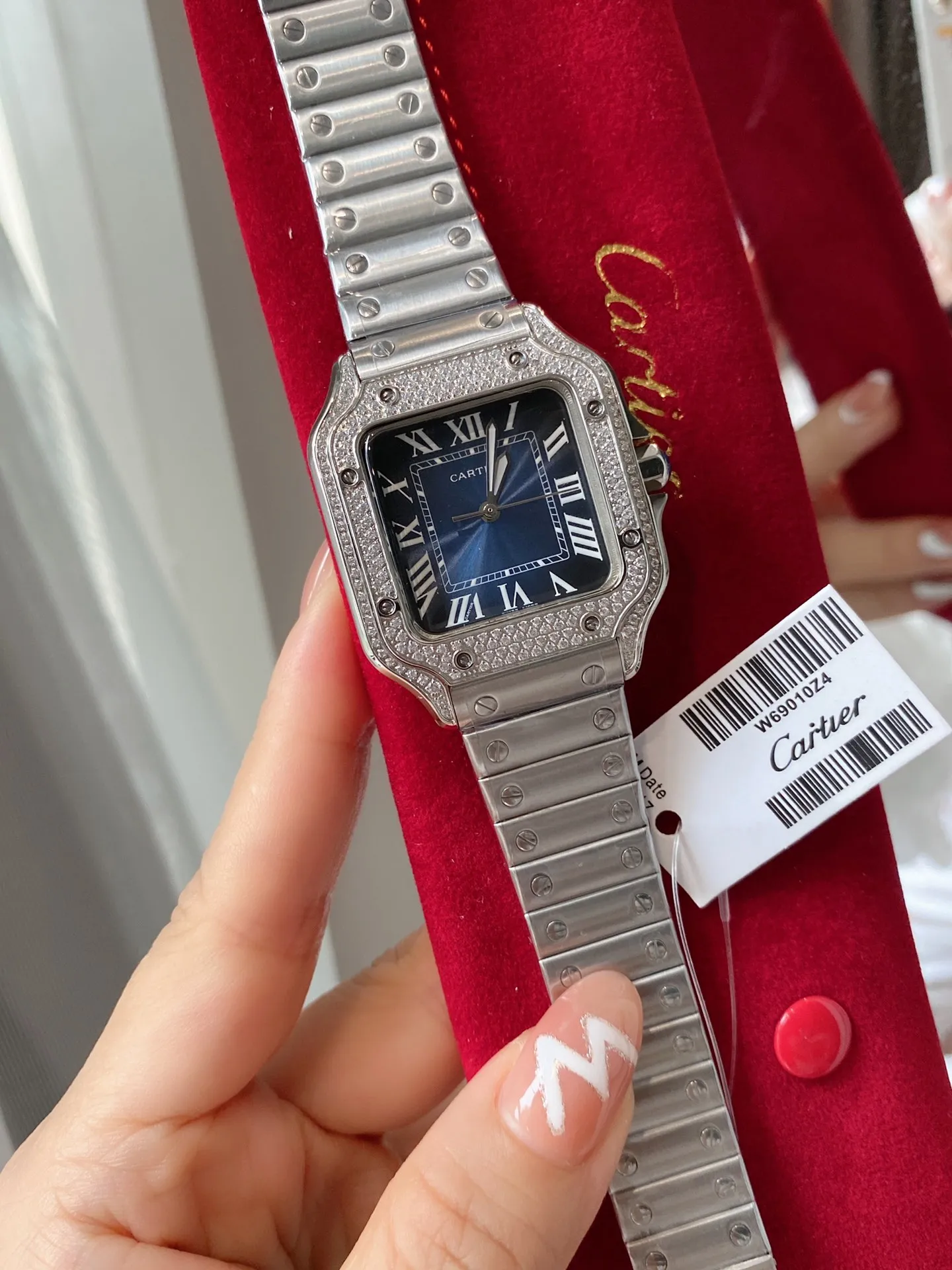 【High-end replica】💰1520! The first public launch of the new V12 version of Cartier, 35mm women's Santos (ultra-thin series) exclusive customized Cartier red bag, genuine original order mold opening, movement type: imported quartz movement. Table diameter: Female 35 Case material: 316 stainless steel. The steel belt has Cartier's unique screws, and the belt is calfskin imported from Italy. The details and workmanship are consistent with the original product. Taiwan G Factory v12 version exclusive quality ⚠️⚠️ (exclusively equipped with a red bag) no returns or exchanges will be accepted without a bag.
