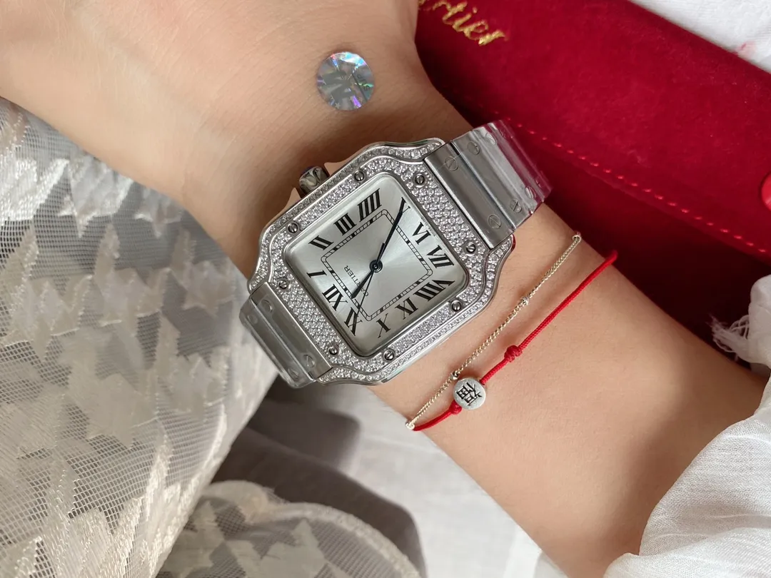 【High-end replica】💰1520! The first public launch of the new V12 version of Cartier, 35mm women's Santos (ultra-thin series) exclusive customized Cartier red bag, genuine original order mold opening, movement type: imported quartz movement. Table diameter: Female 35 Case material: 316 stainless steel. The steel belt has Cartier's unique screws, and the belt is calfskin imported from Italy. The details and workmanship are consistent with the original product. Taiwan G Factory v12 version exclusive quality ⚠️⚠️ (exclusively equipped with a red bag) no returns or exchanges will be accepted without a bag.