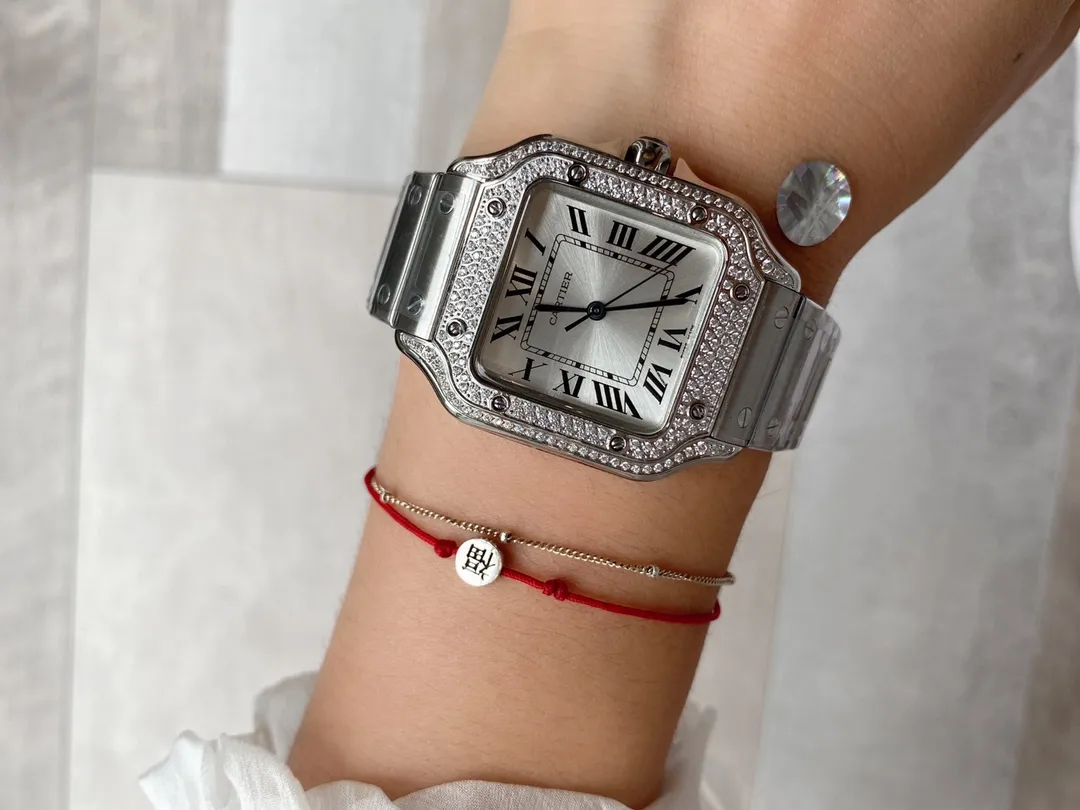 【High-end replica】💰1520! The first public launch of the new V12 version of Cartier, 35mm women's Santos (ultra-thin series) exclusive customized Cartier red bag, genuine original order mold opening, movement type: imported quartz movement. Table diameter: Female 35 Case material: 316 stainless steel. The steel belt has Cartier's unique screws, and the belt is calfskin imported from Italy. The details and workmanship are consistent with the original product. Taiwan G Factory v12 version exclusive quality ⚠️⚠️ (exclusively equipped with a red bag) no returns or exchanges will be accepted without a bag.