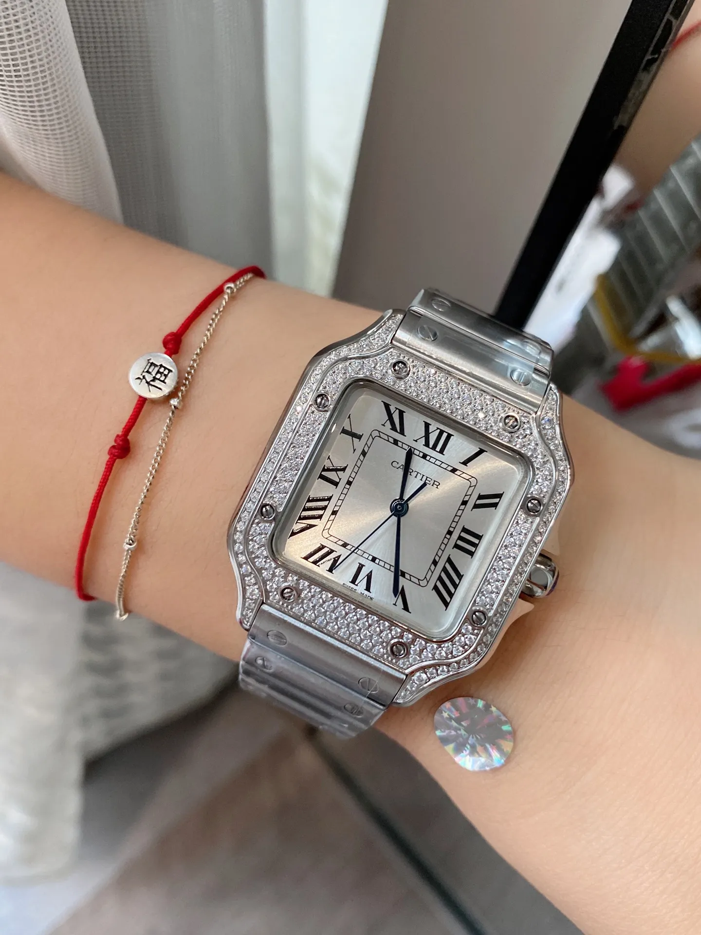 【High-end replica】💰1520! The first public launch of the new V12 version of Cartier, 35mm women's Santos (ultra-thin series) exclusive customized Cartier red bag, genuine original order mold opening, movement type: imported quartz movement. Table diameter: Female 35 Case material: 316 stainless steel. The steel belt has Cartier's unique screws, and the belt is calfskin imported from Italy. The details and workmanship are consistent with the original product. Taiwan G Factory v12 version exclusive quality ⚠️⚠️ (exclusively equipped with a red bag) no returns or exchanges will be accepted without a bag.