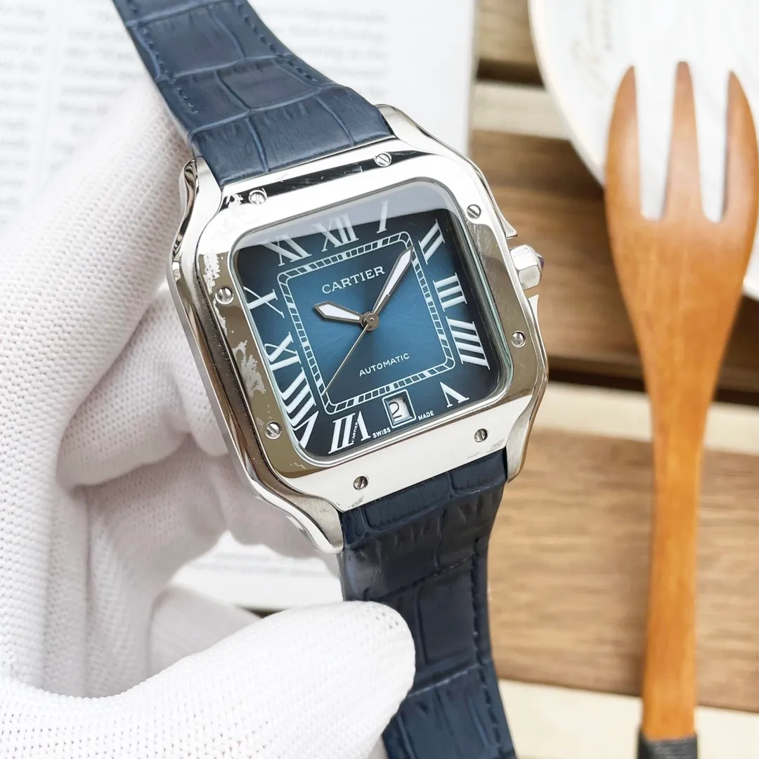 【High-end replica】💰1300! 【Customized all-in-one machine】💰1900! Cartier Santos (Men's Favorite) Type: Santos Series (Sales Champion) Strap: Genuine cowhide strap Case: Made of genuine 316L stainless steel, the "water chestnut, curvature, sand, and stitching" are all polished with the same craftsmanship as the genuine product. This effect cannot be achieved. Mirror: sapphire mirror Movement: mechanical movement/Citizen movement (zero repair) Size: 39*47.5 Thickness 11MM