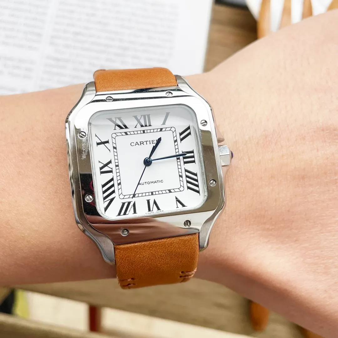【High-end replica】💰1300! 【Customized all-in-one machine】💰1900! Cartier Santos (Men's Favorite) Type: Santos Series (Sales Champion) Strap: Genuine cowhide strap Case: Made of genuine 316L stainless steel, the "water chestnut, curvature, sand, and stitching" are all polished with the same craftsmanship as the genuine product. This effect cannot be achieved. Mirror: sapphire mirror Movement: mechanical movement/Citizen movement (zero repair) Size: 39*47.5 Thickness 11MM
