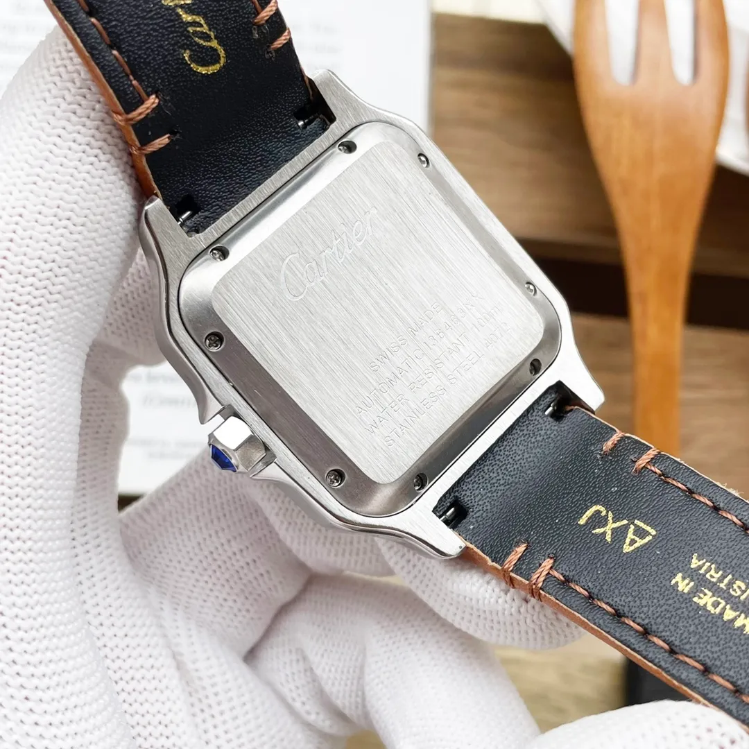 【High-end replica】💰1300! 【Customized all-in-one machine】💰1900! Cartier Santos (Men's Favorite) Type: Santos Series (Sales Champion) Strap: Genuine cowhide strap Case: Made of genuine 316L stainless steel, the "water chestnut, curvature, sand, and stitching" are all polished with the same craftsmanship as the genuine product. This effect cannot be achieved. Mirror: sapphire mirror Movement: mechanical movement/Citizen movement (zero repair) Size: 39*47.5 Thickness 11MM